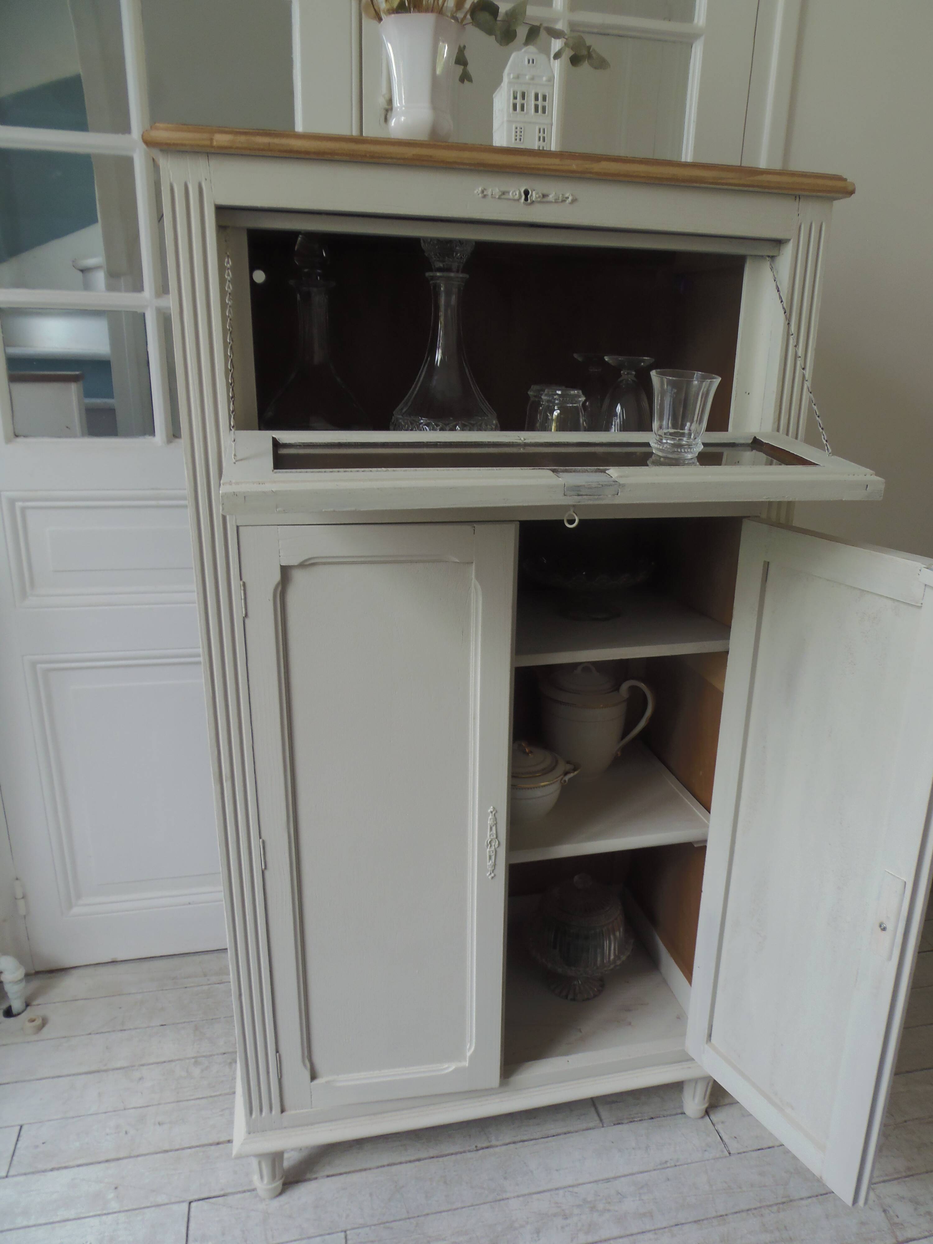 Small vintage piece of furniture sublimated in a linen shade, wooden top.