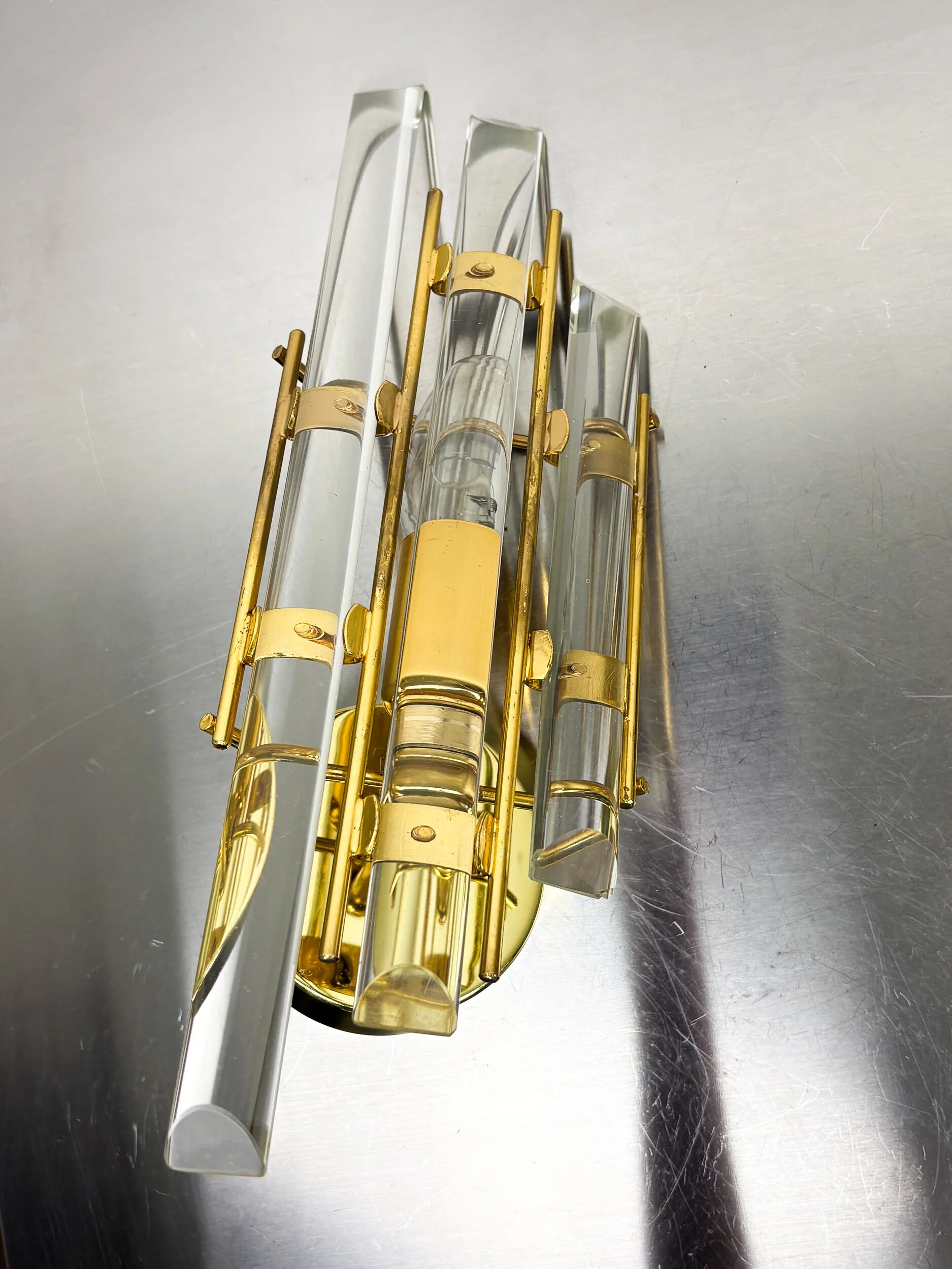 Venini Triedi cut glass wall sconce, circa 1970s, Italy
