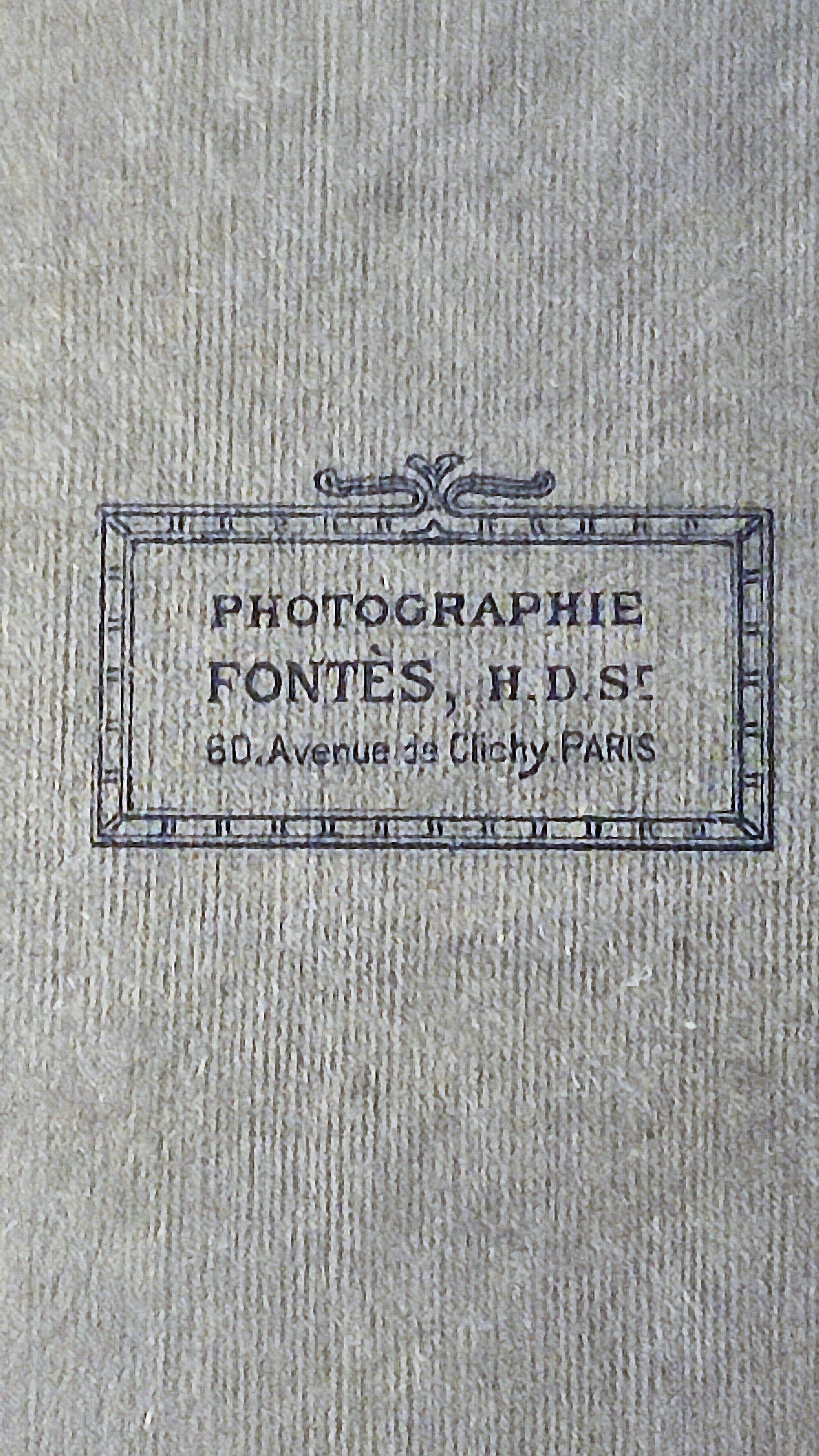 Photo "elegant leaning on the armchair" of fontes paris