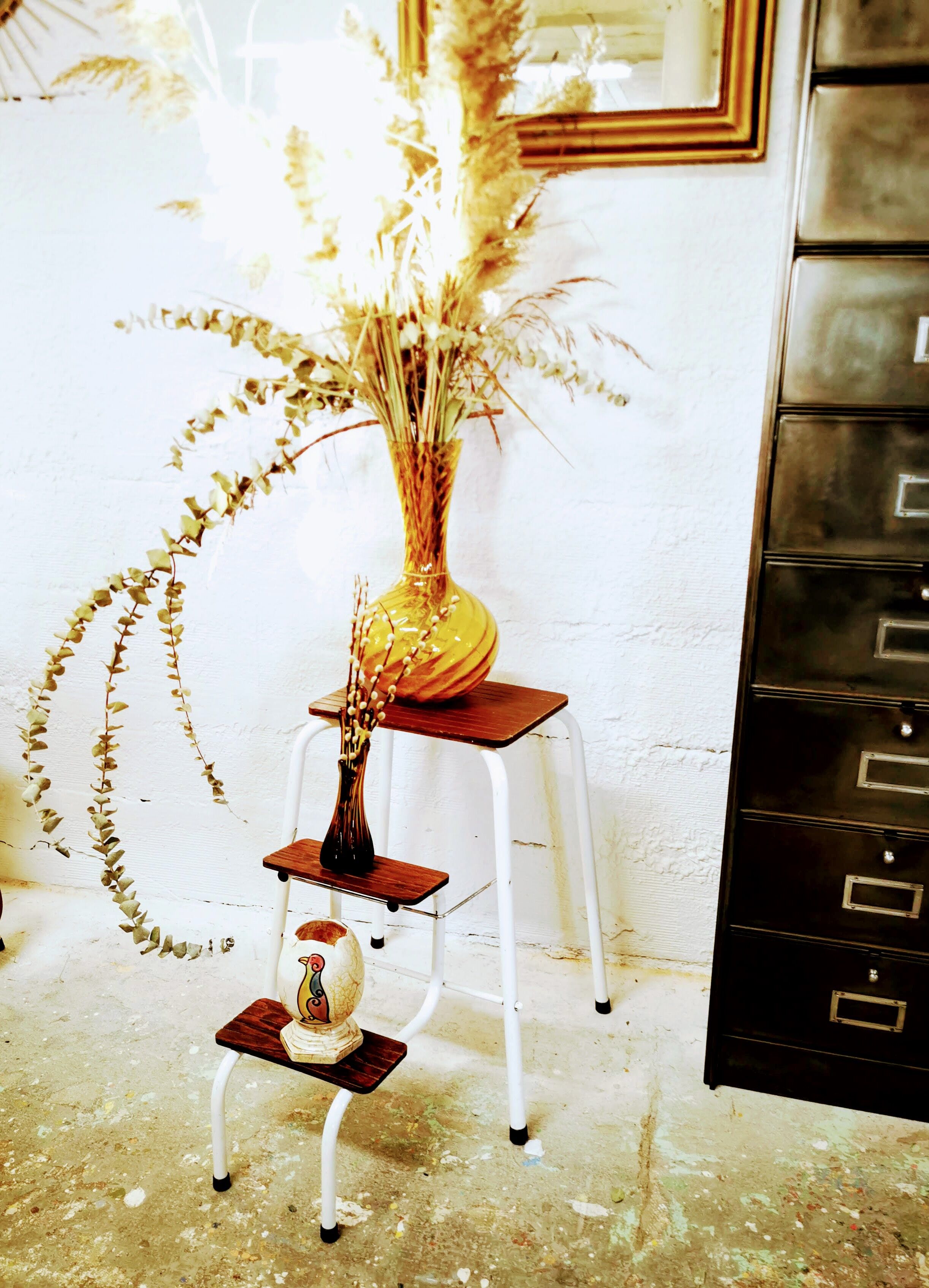 Retractable foot step ladder