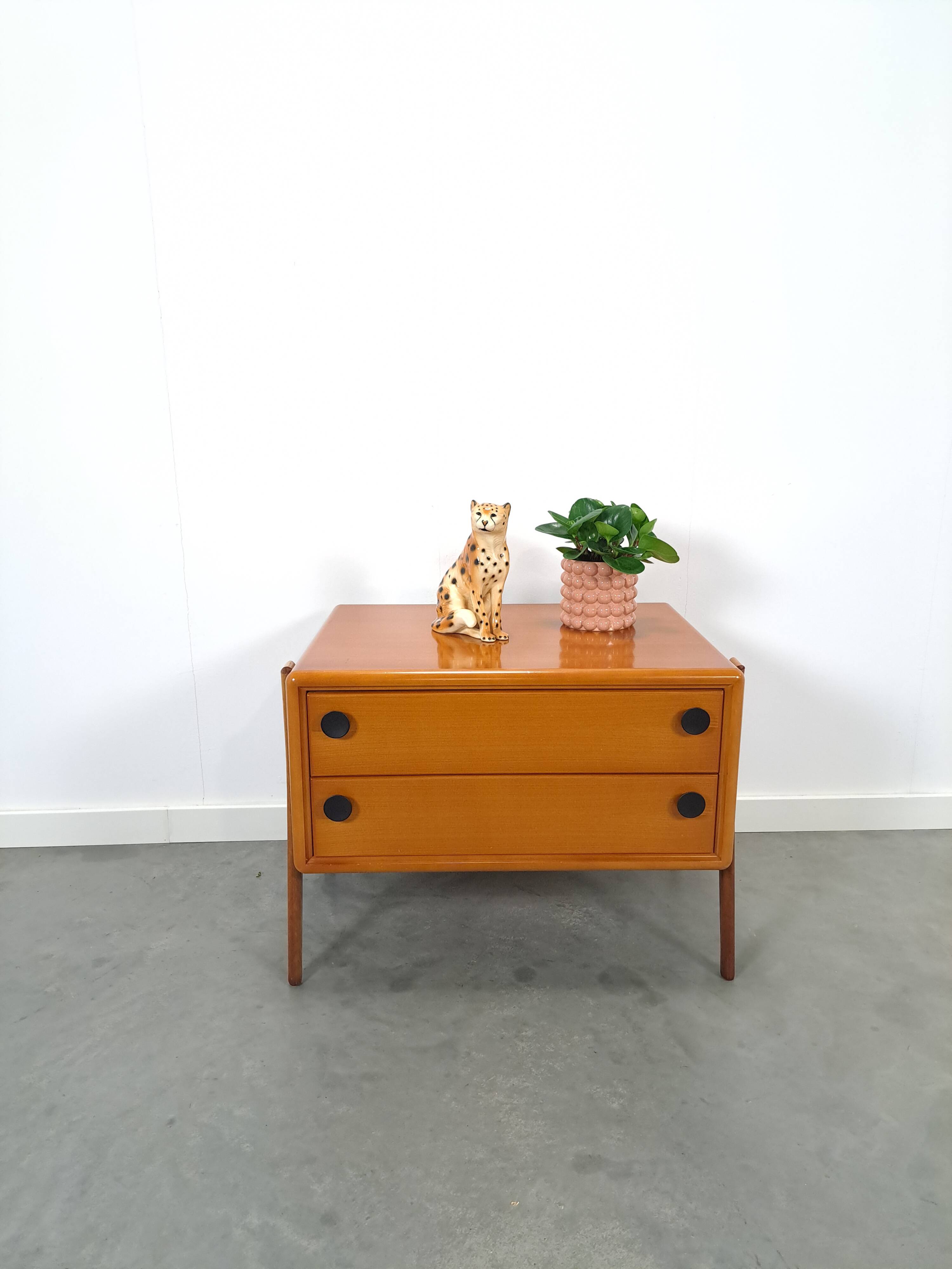 Teak ladekast met zwarte metalen grepen, tv meubel