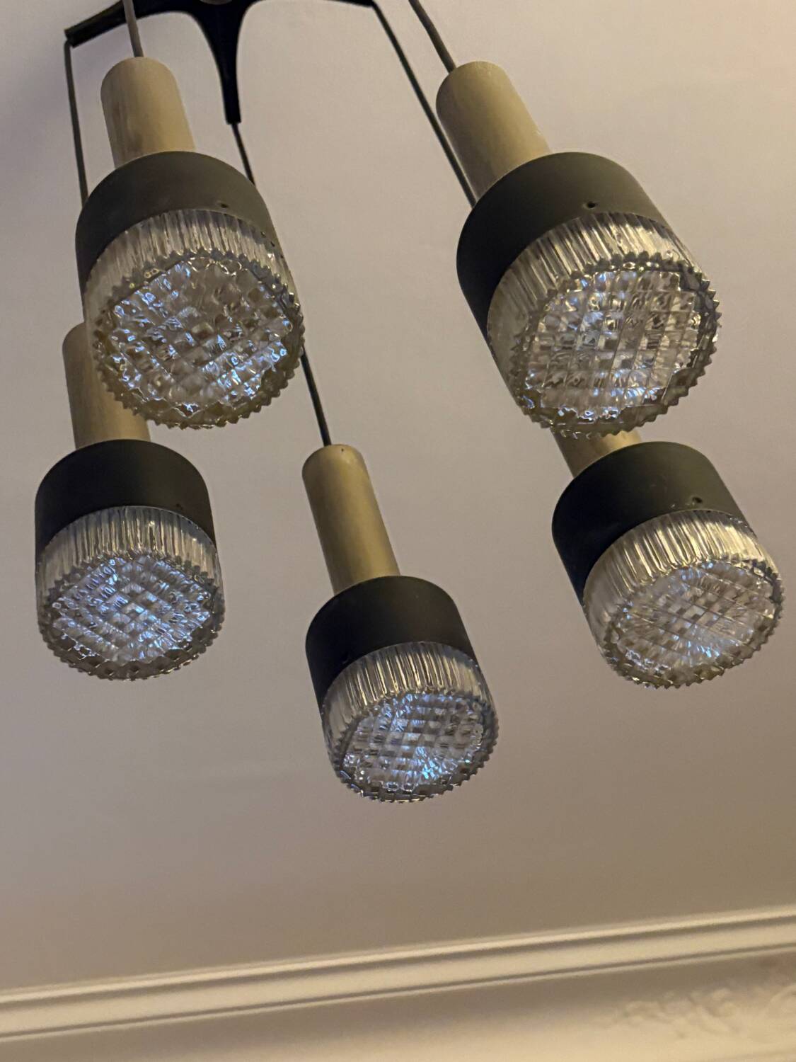 Vintage cascading chandelier from the 60s-70s in black metal and brass