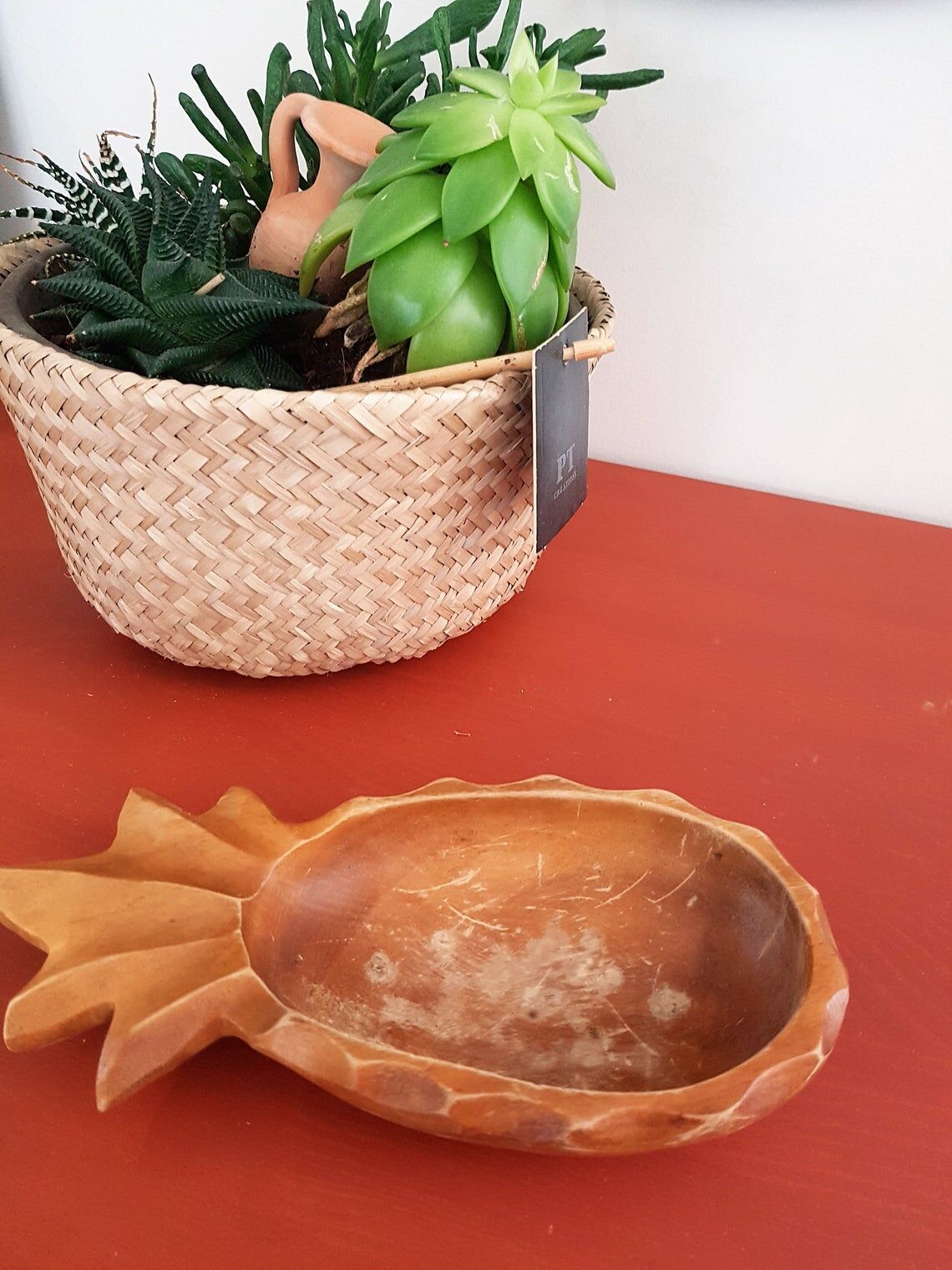 Wooden pineapple-shaped pocket