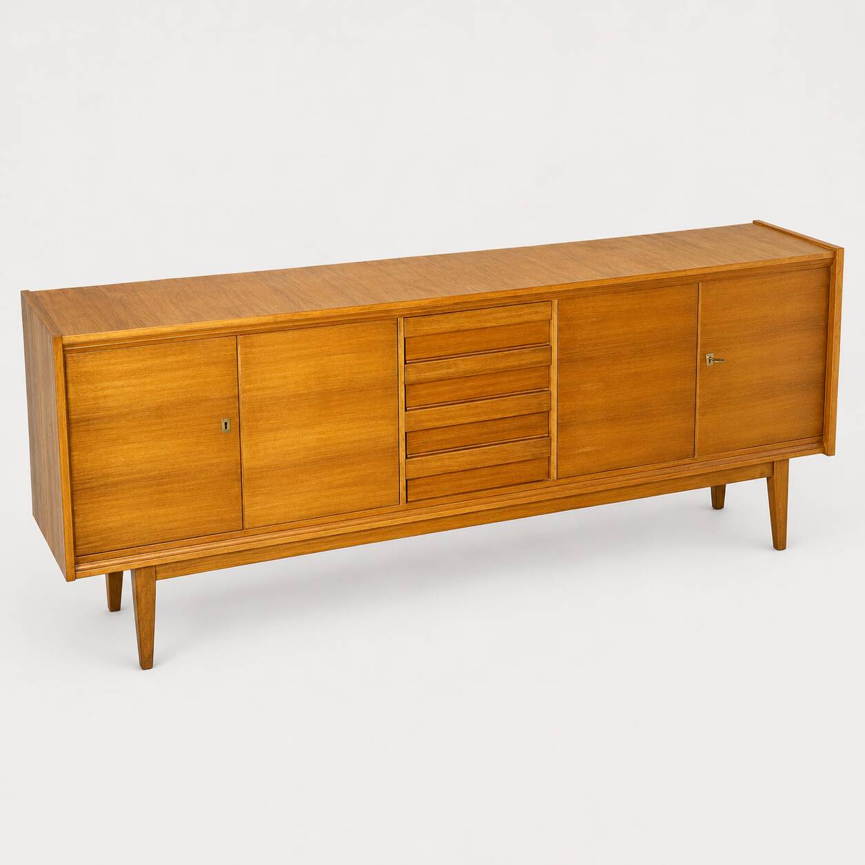 Buffet architectural moderne du milieu du siècle en Okoumé de première qualité.