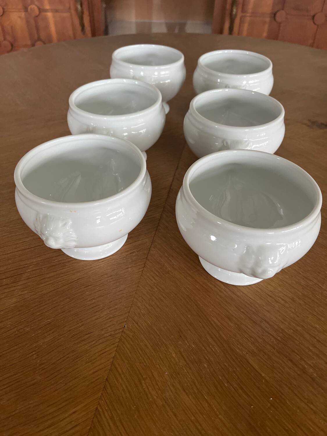 6 white porcelain lion head soup bowls