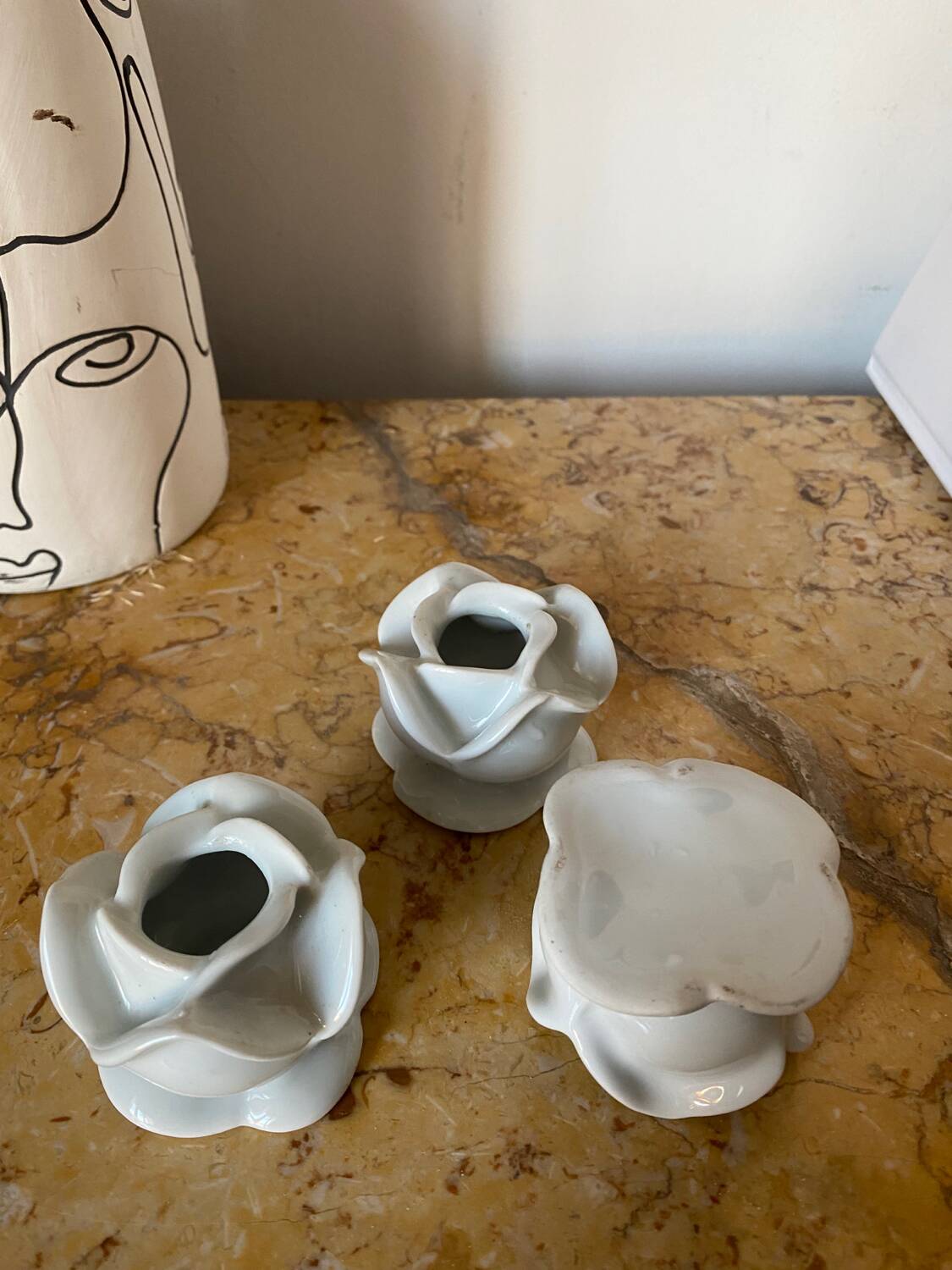 Bougeoirs en céramique blanche vintage