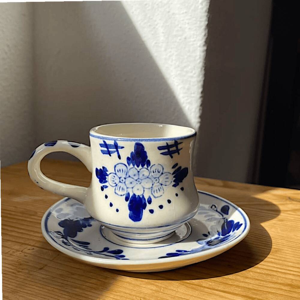Tasse à café et soucoupe en Delft Blue peintes à la main