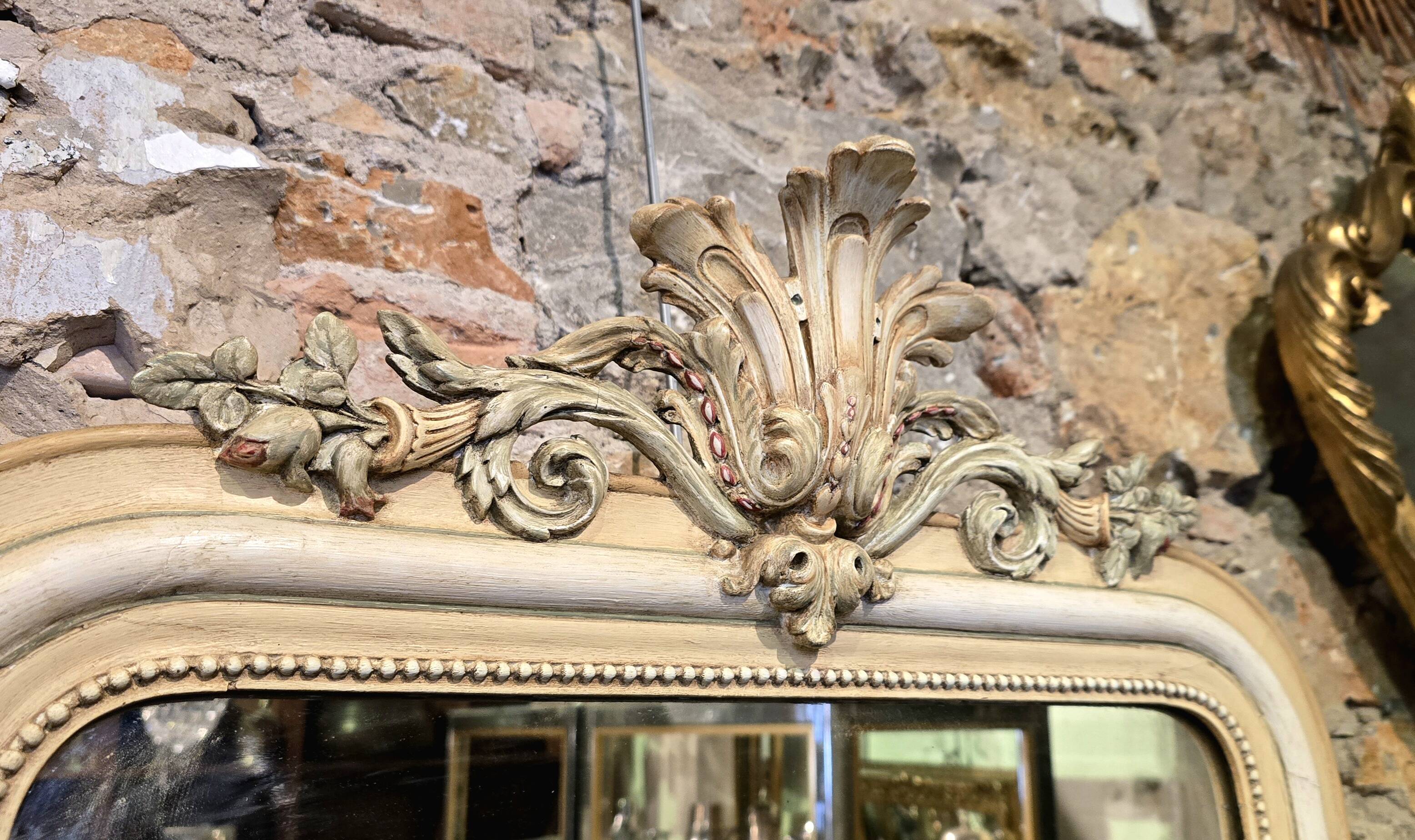 Miroir à fronton sculpté, stuc et bois peint de style Napoléon III - début