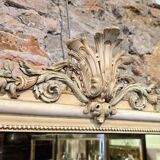 Miroir à fronton sculpté, stuc et bois peint de style Napoléon III - début