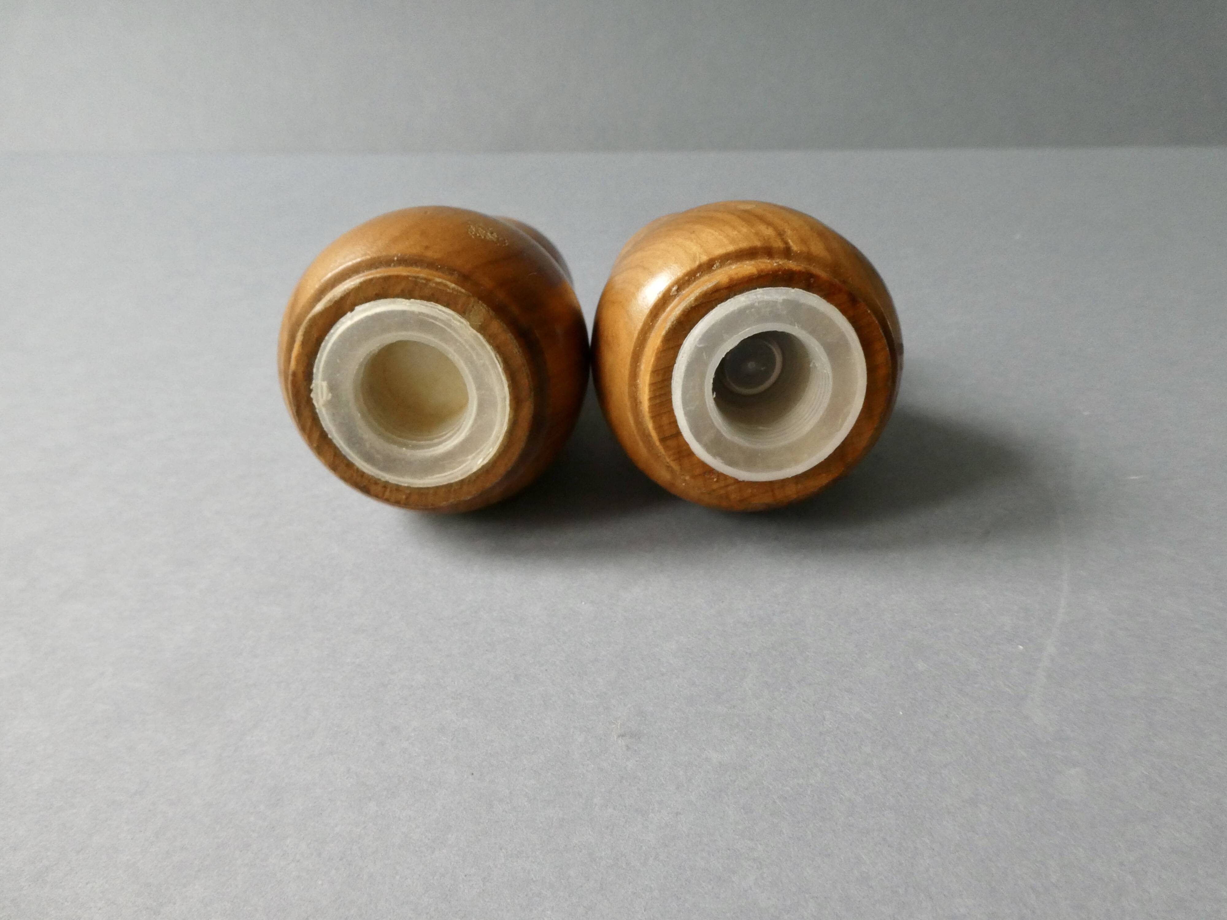 Salt and pepper shakers in olive wood and magnifying glass, 70s-80s