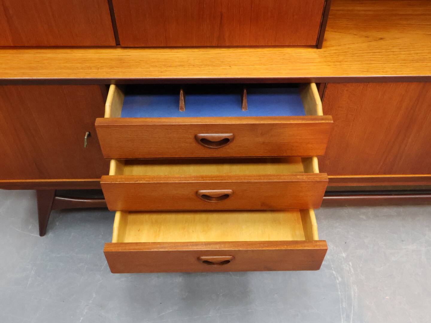 Vintage wandmeubel Louis van teeffelen nr 11