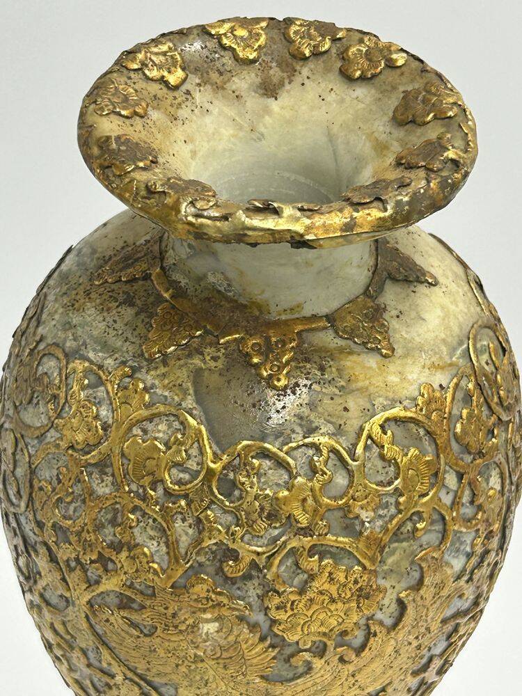 Ancient China baluster vase, jade and gold ornaments, Song