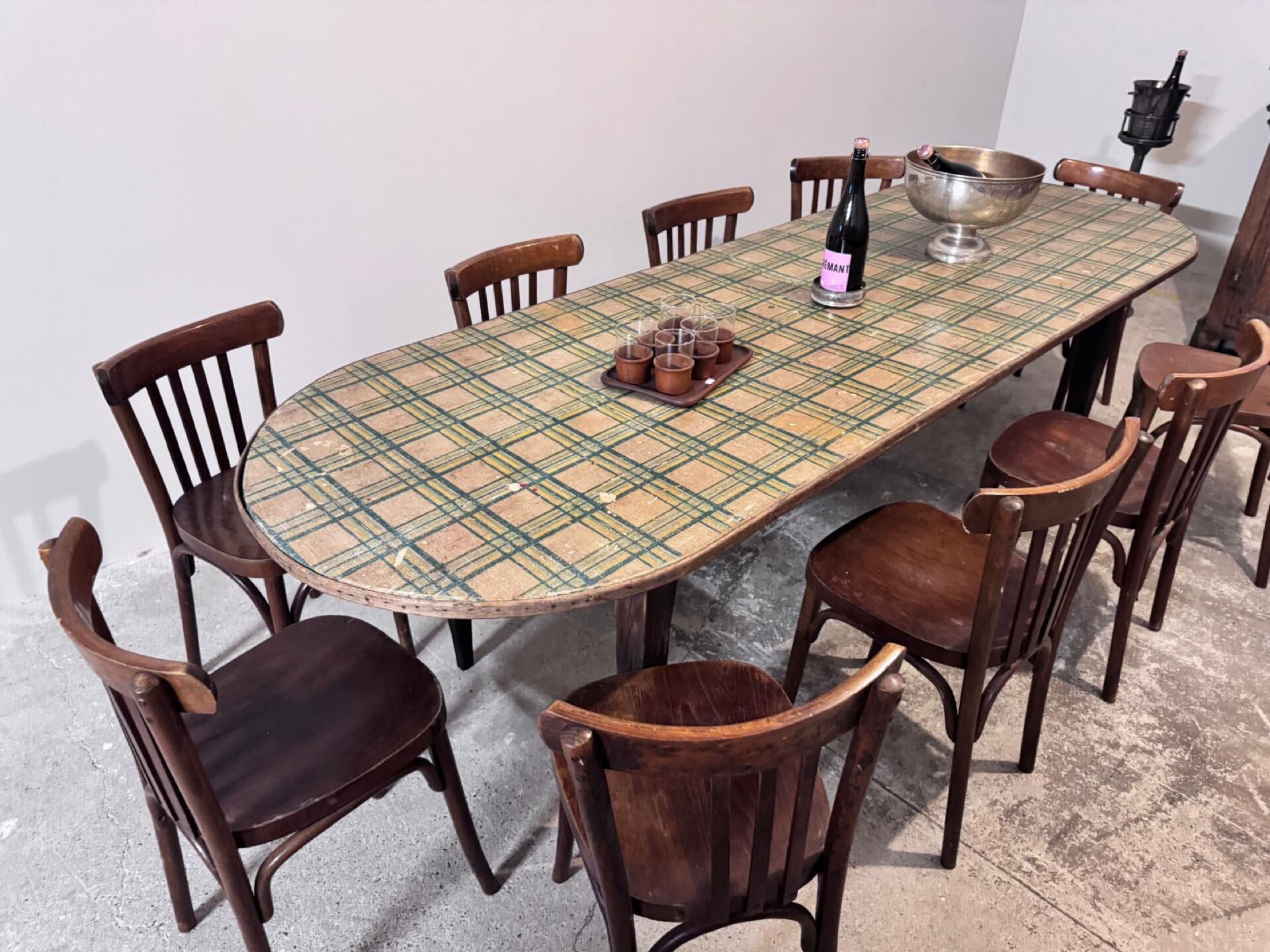 Large oval bistro table dimensions 255 cm