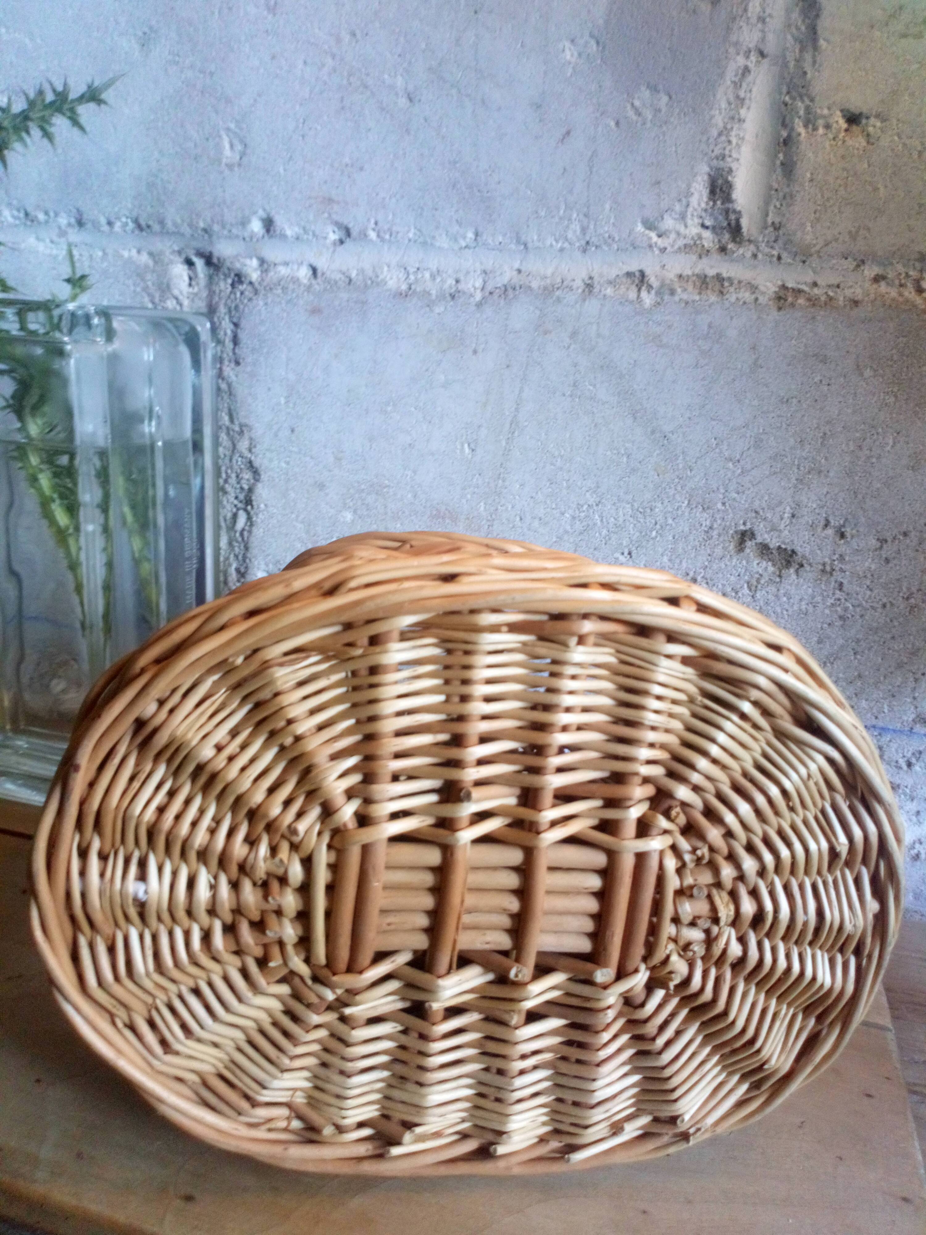 Covered rattan basket for lunch on 50s grass