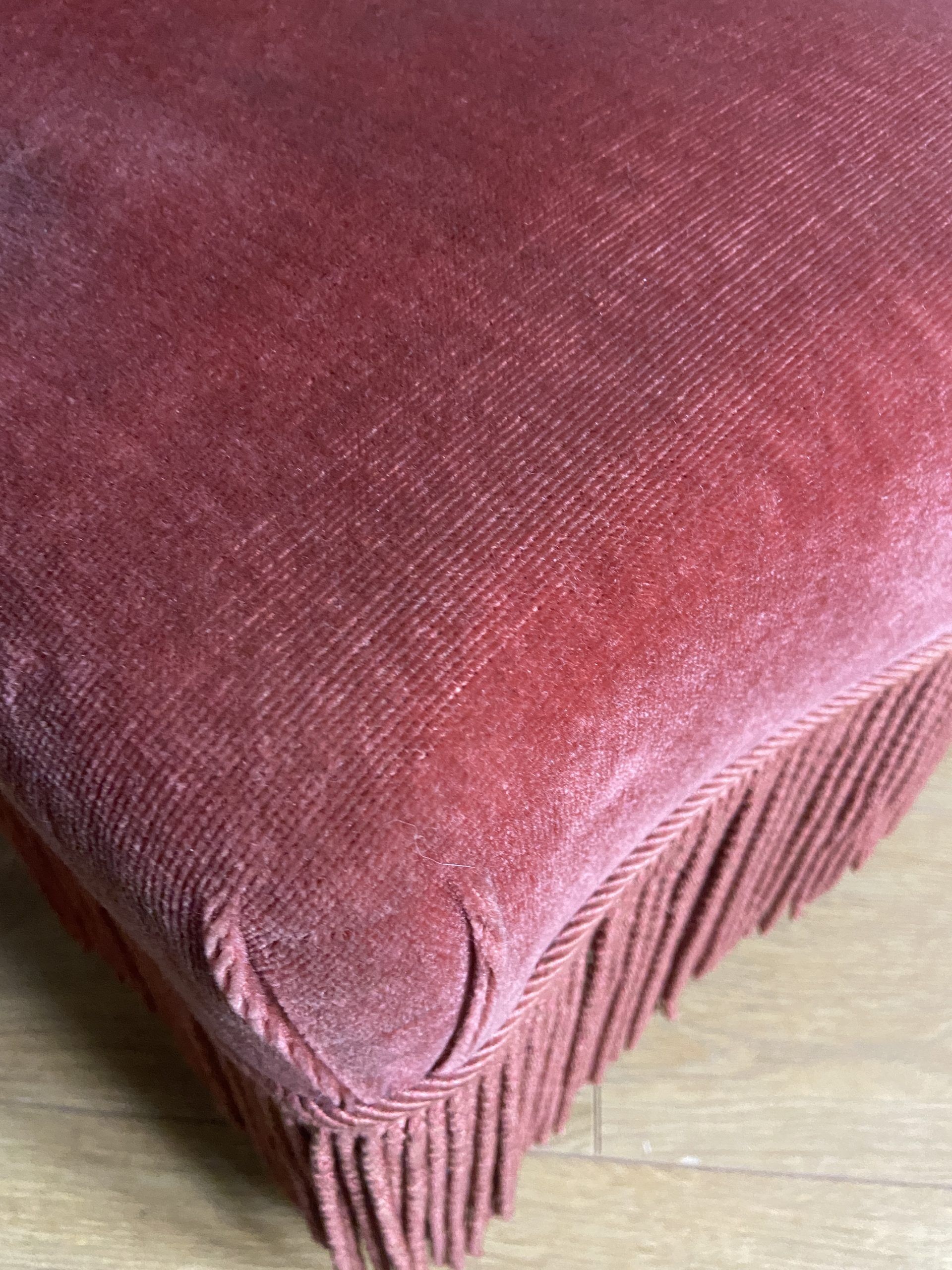 Fauteuil crapaud vintage rose framboise en velours à franges