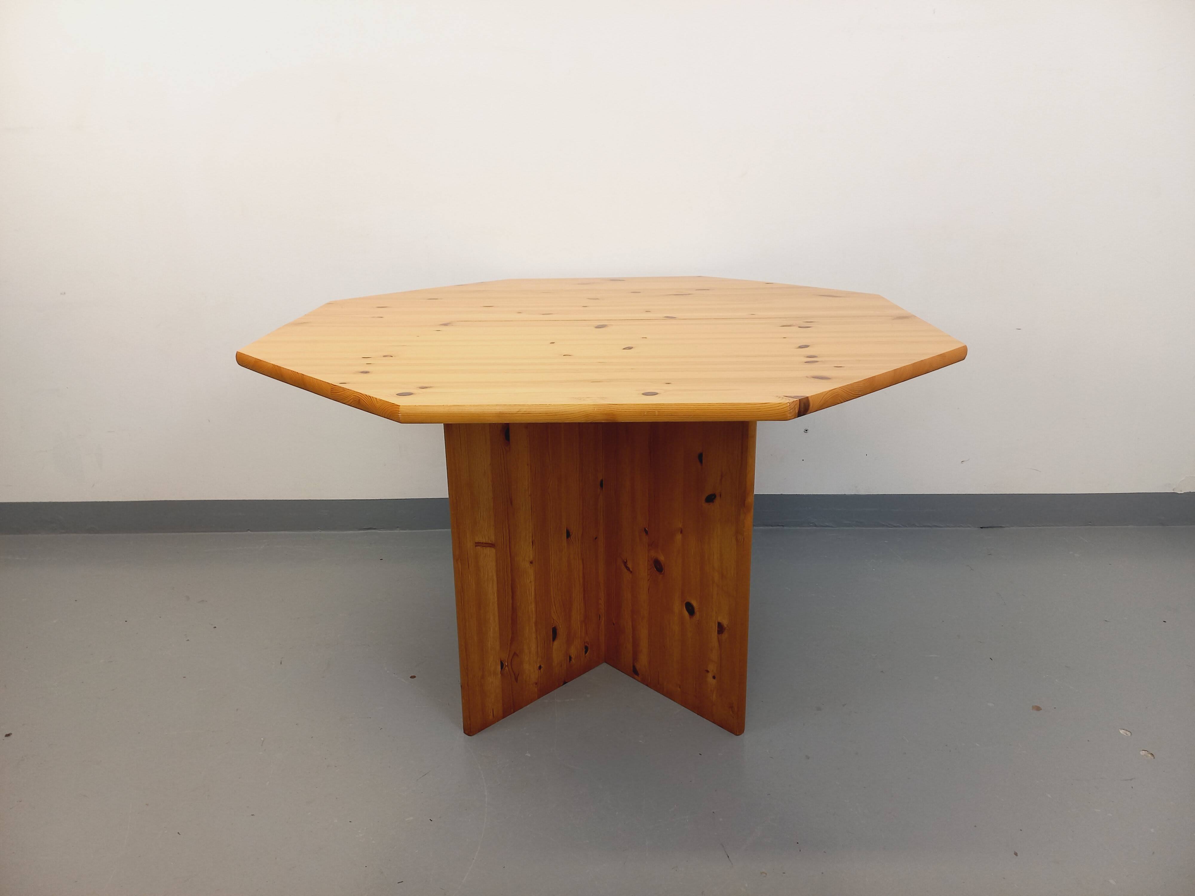 Vintage octagonal dining table from the 1980s in pine with an extension.