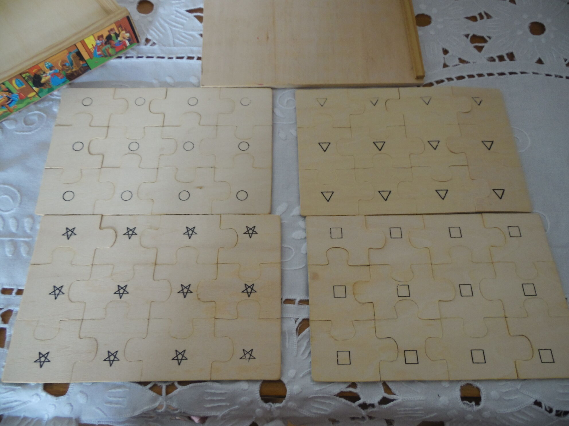 Box of 4 wooden puzzles boucle d'or