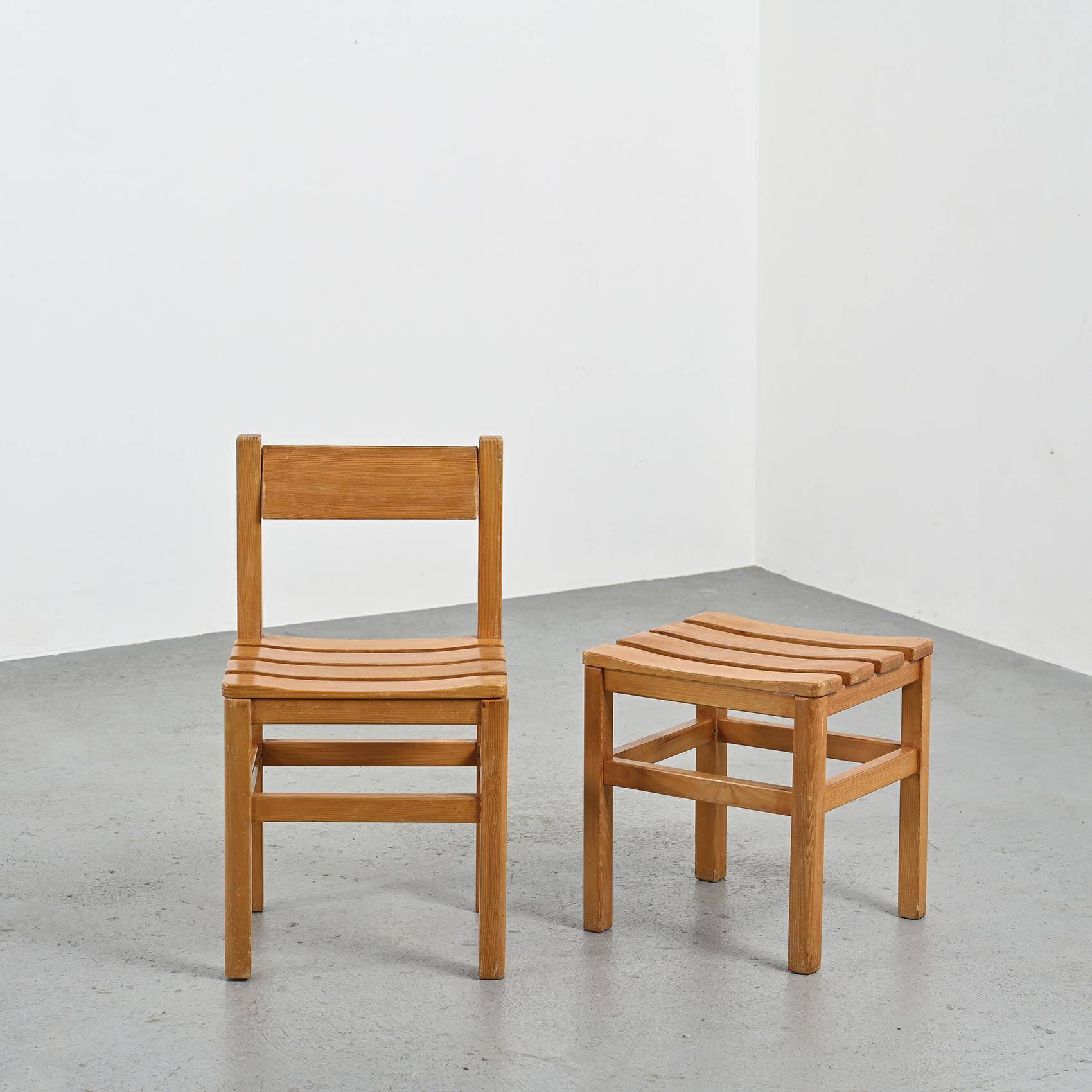 Set of three chairs and two stools Maison Regain, circa 1970