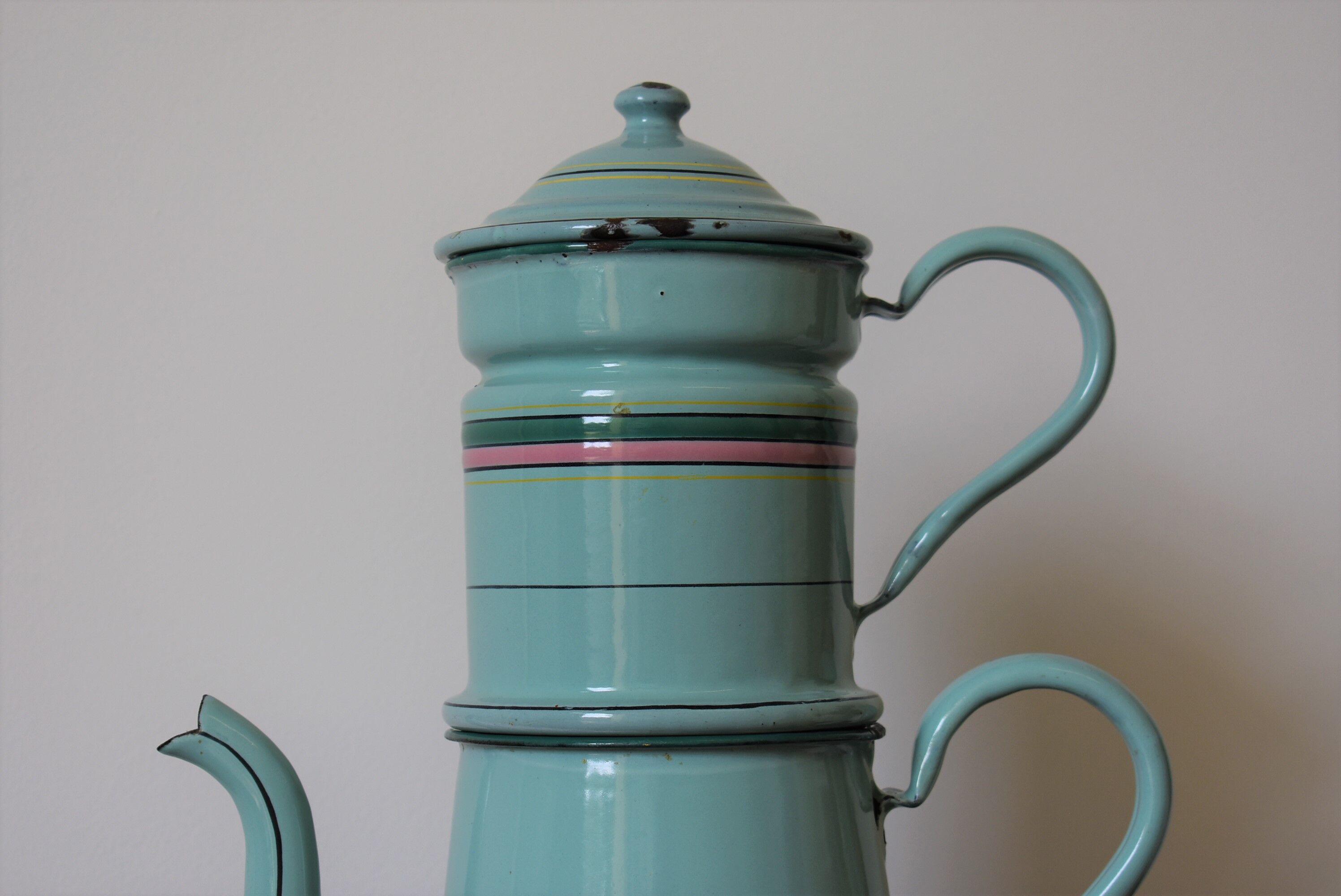 Pretty enamelled filter coffee maker