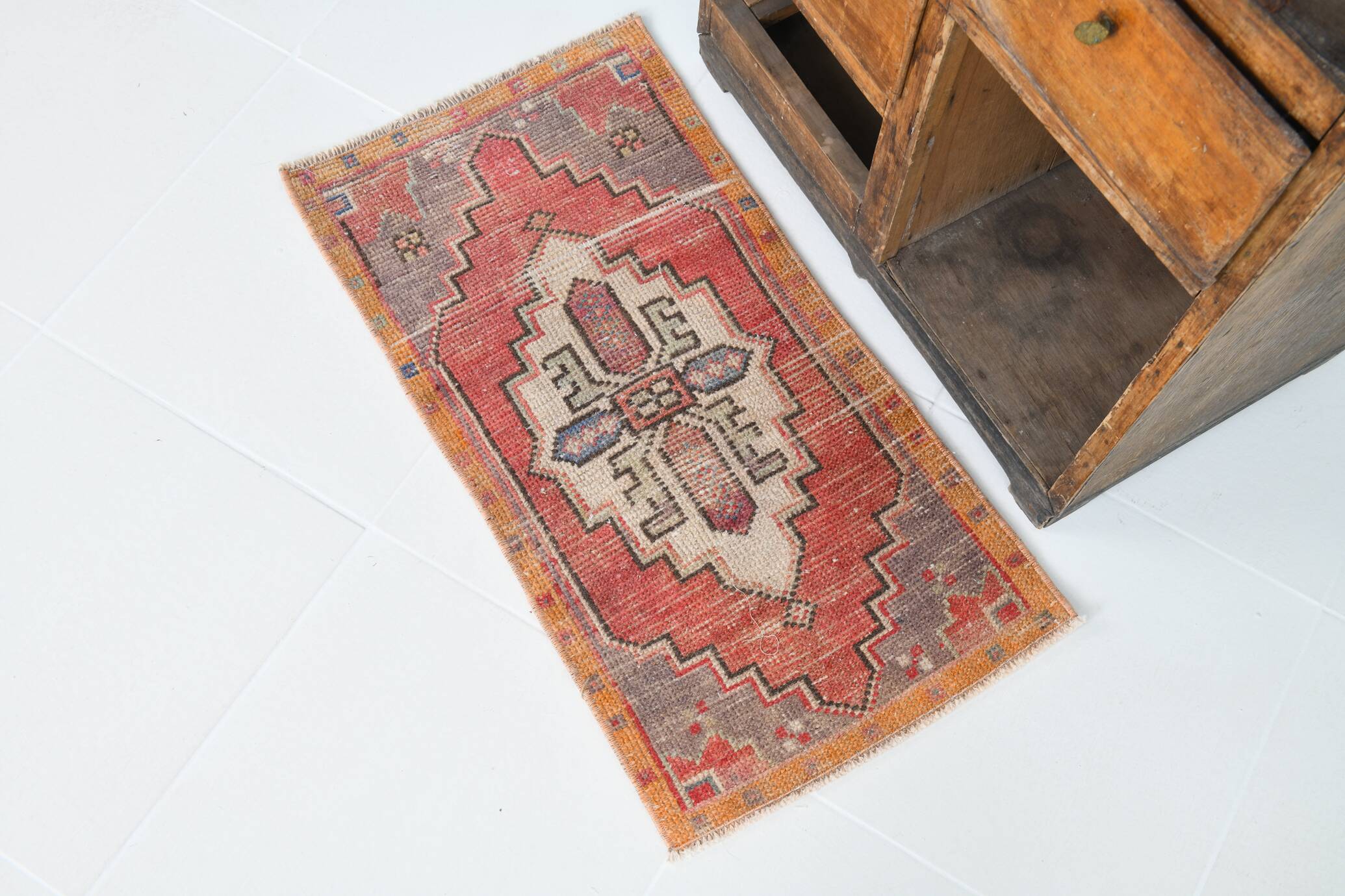 2x3 Red Beige Classic Vintage Rug, 43x82Cm
