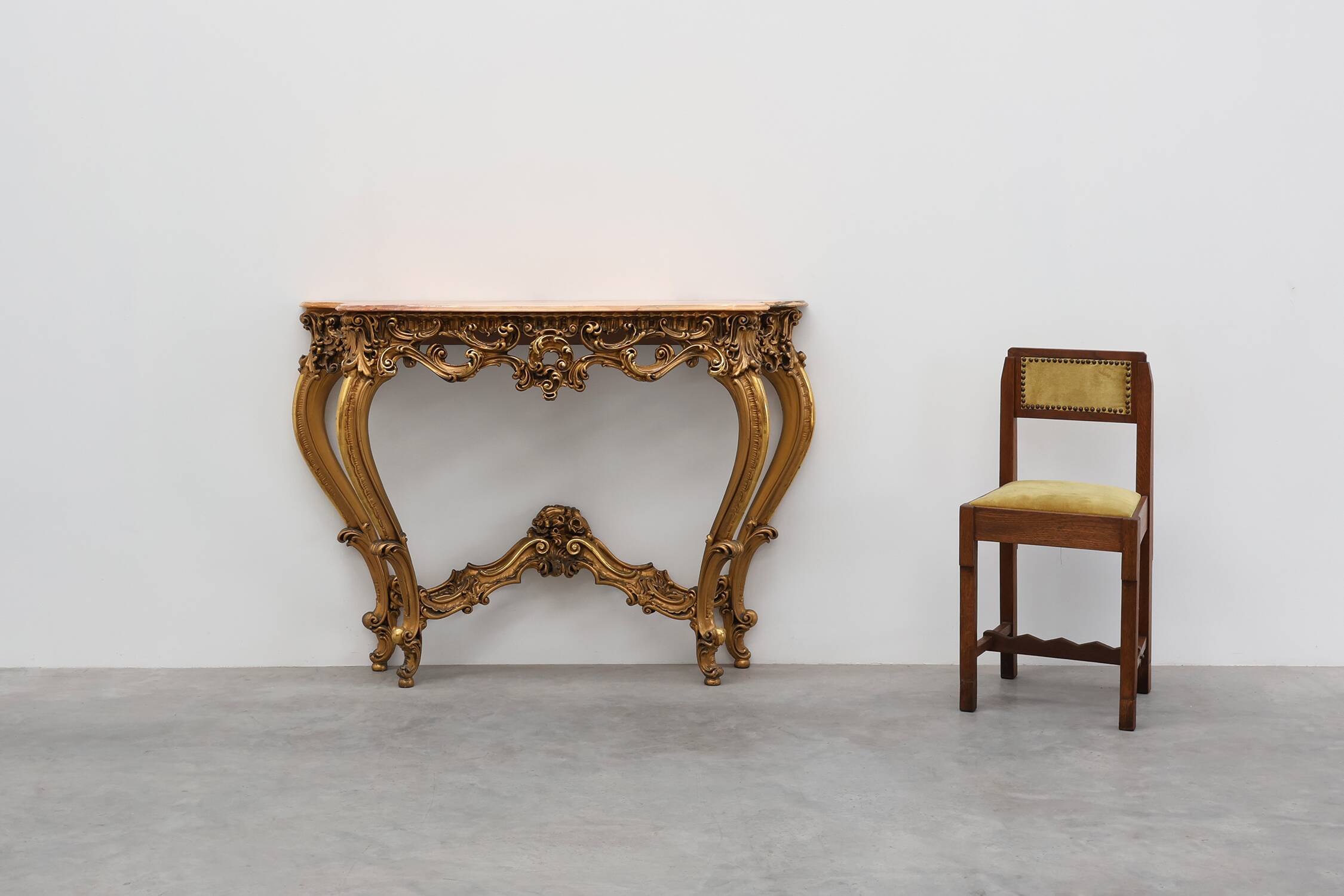 Console en bois doré sculpté avec plateau en marbre rose, style Louis XV / Rococo, It