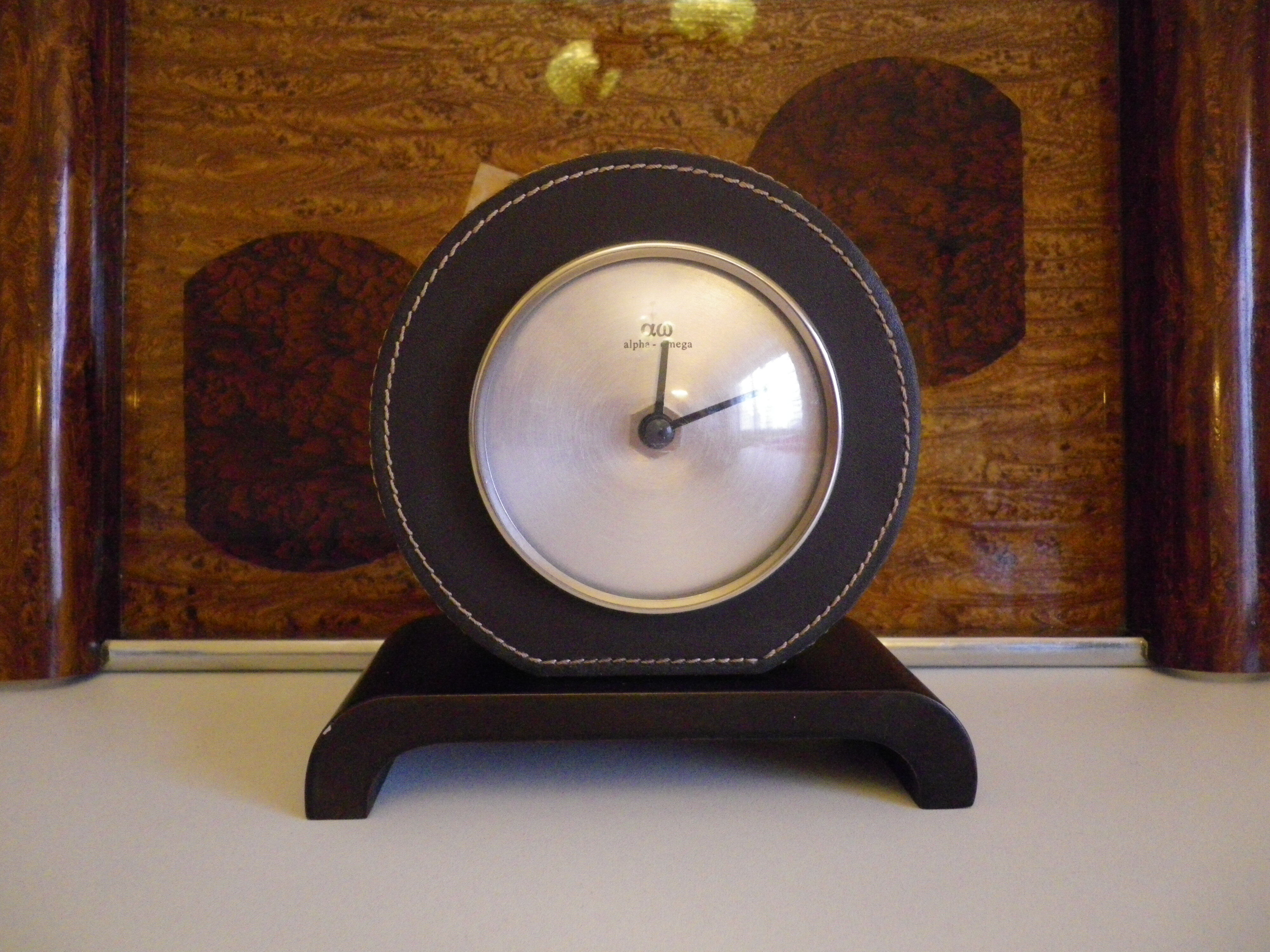 Horloge à poser Alpha Omega cuir et bois années 1970