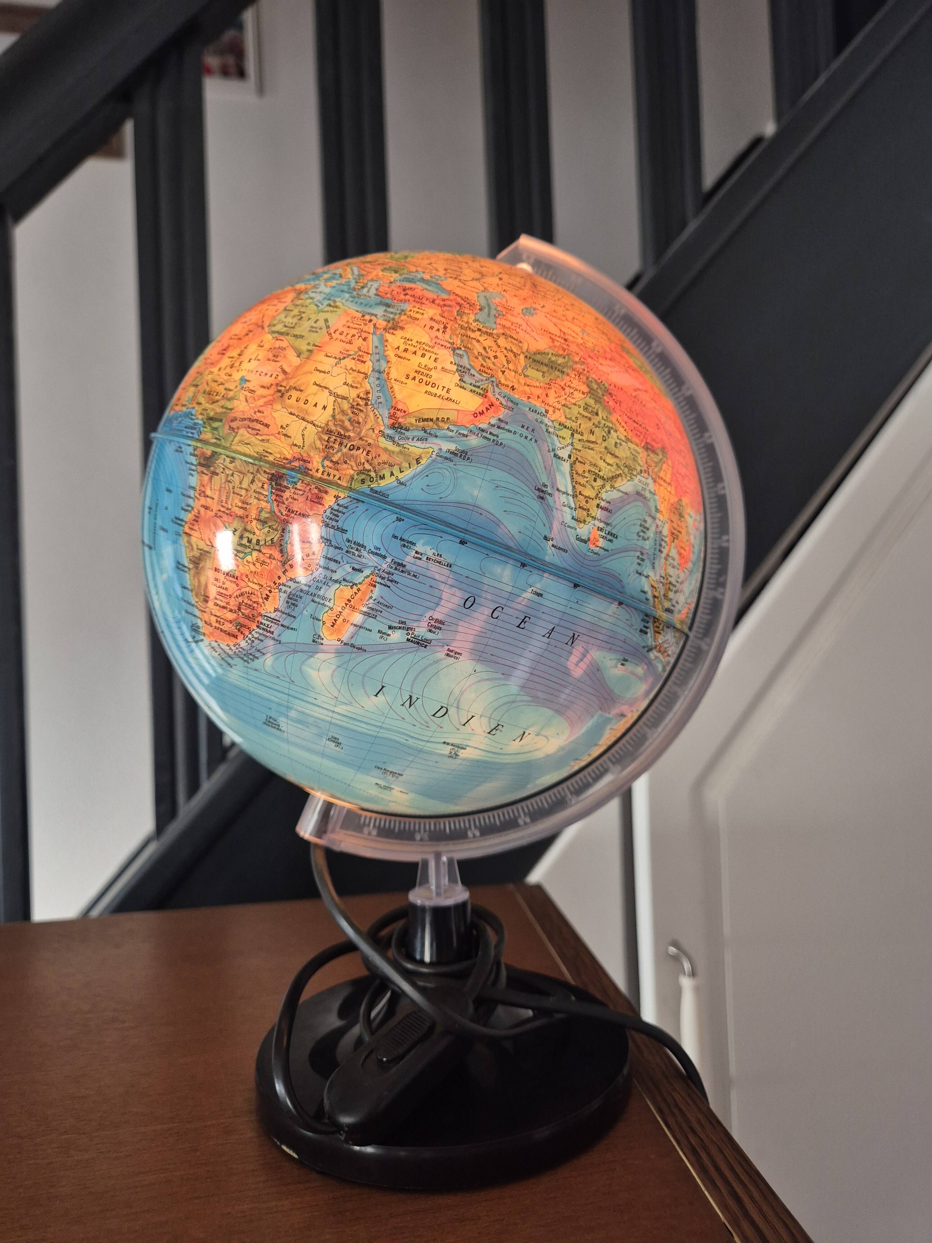Vintage illuminated globe. Ideal for decoration or for an office.