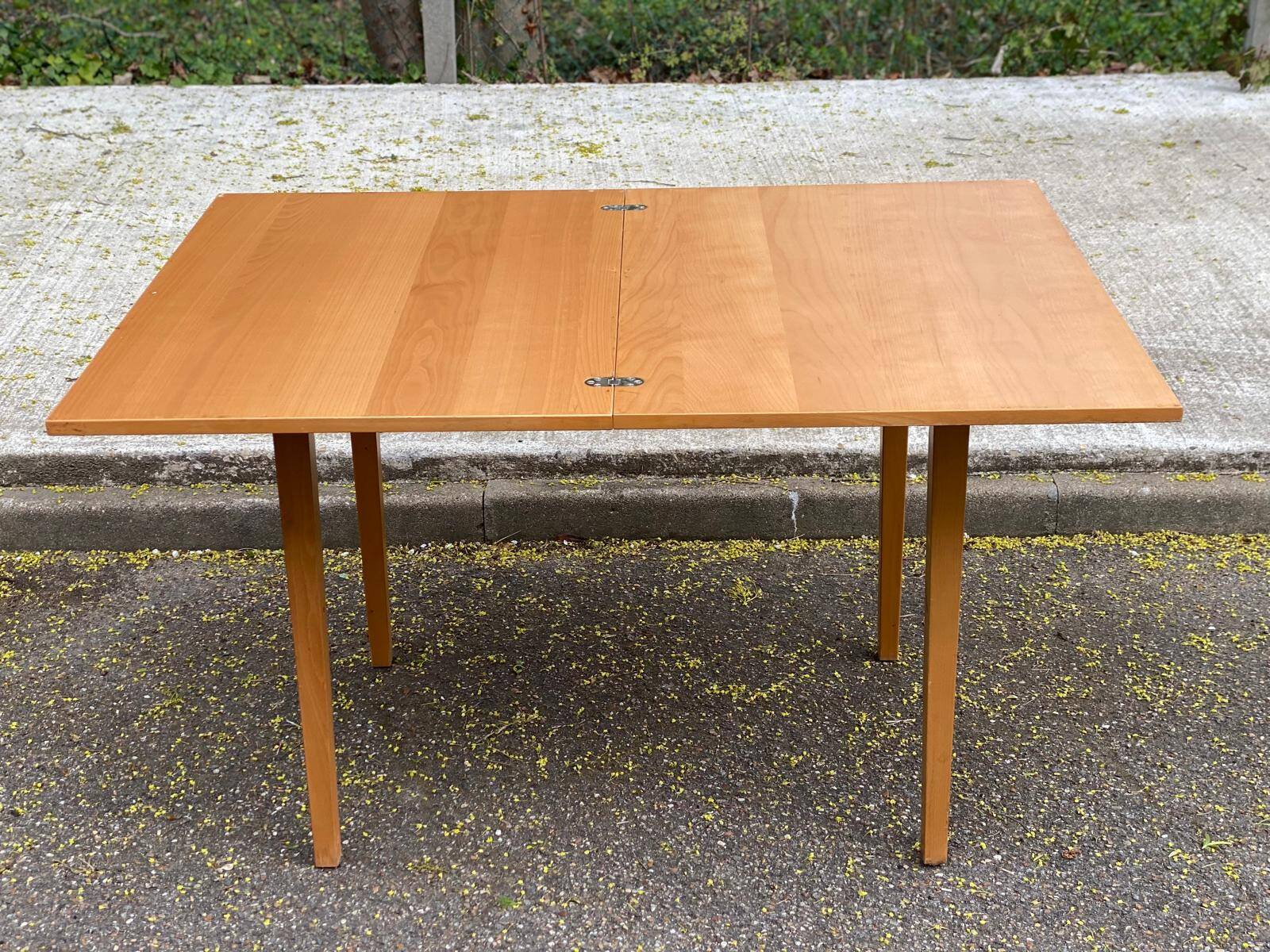 Rectangular Scandinavian dining table in wood for 8 people.