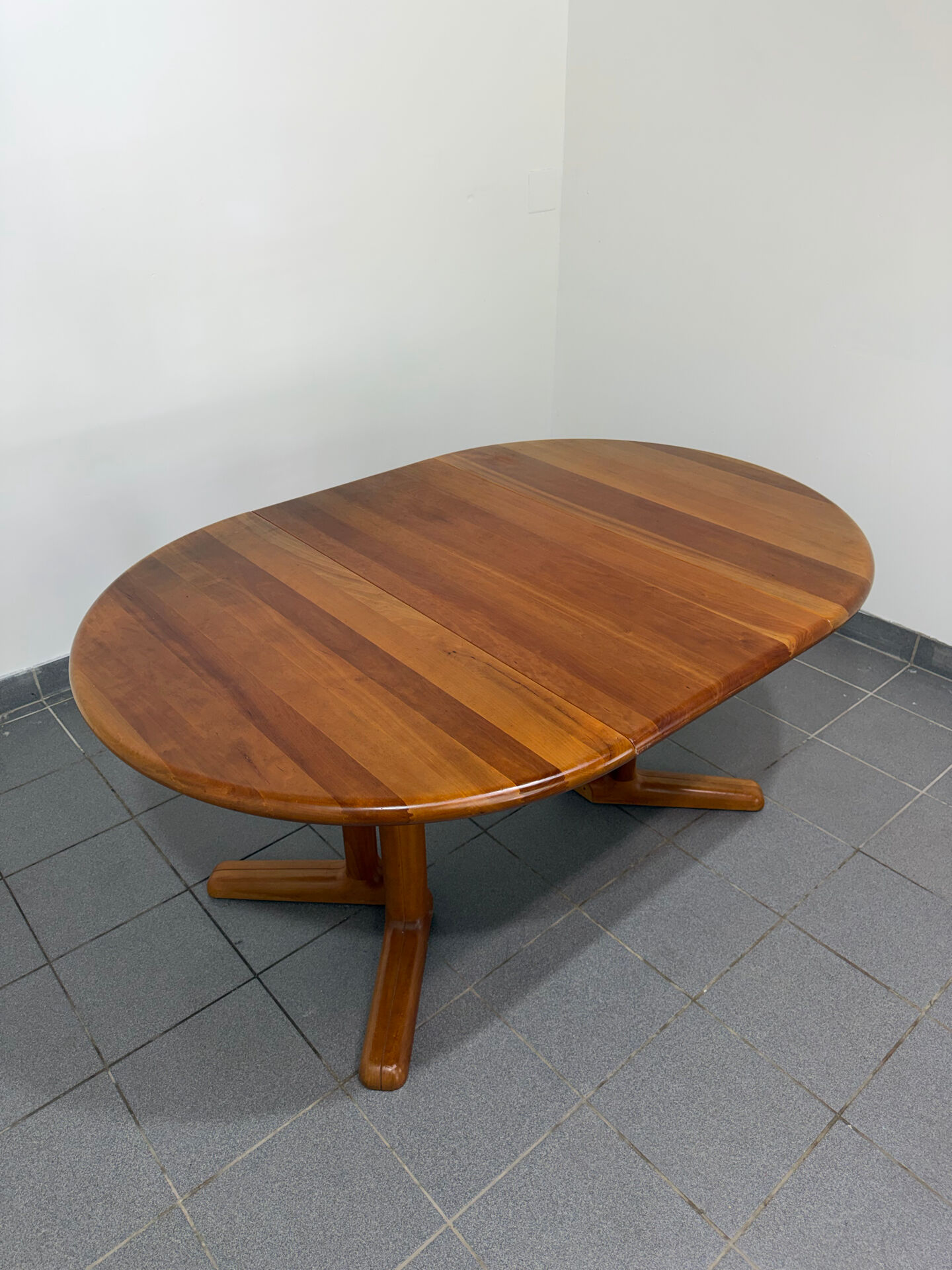 Dyrlund extendable round table in teak – Danish design – 4 to 6