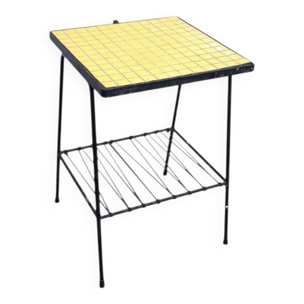 Petite table d’appoint vintage jaune avec porte-revues