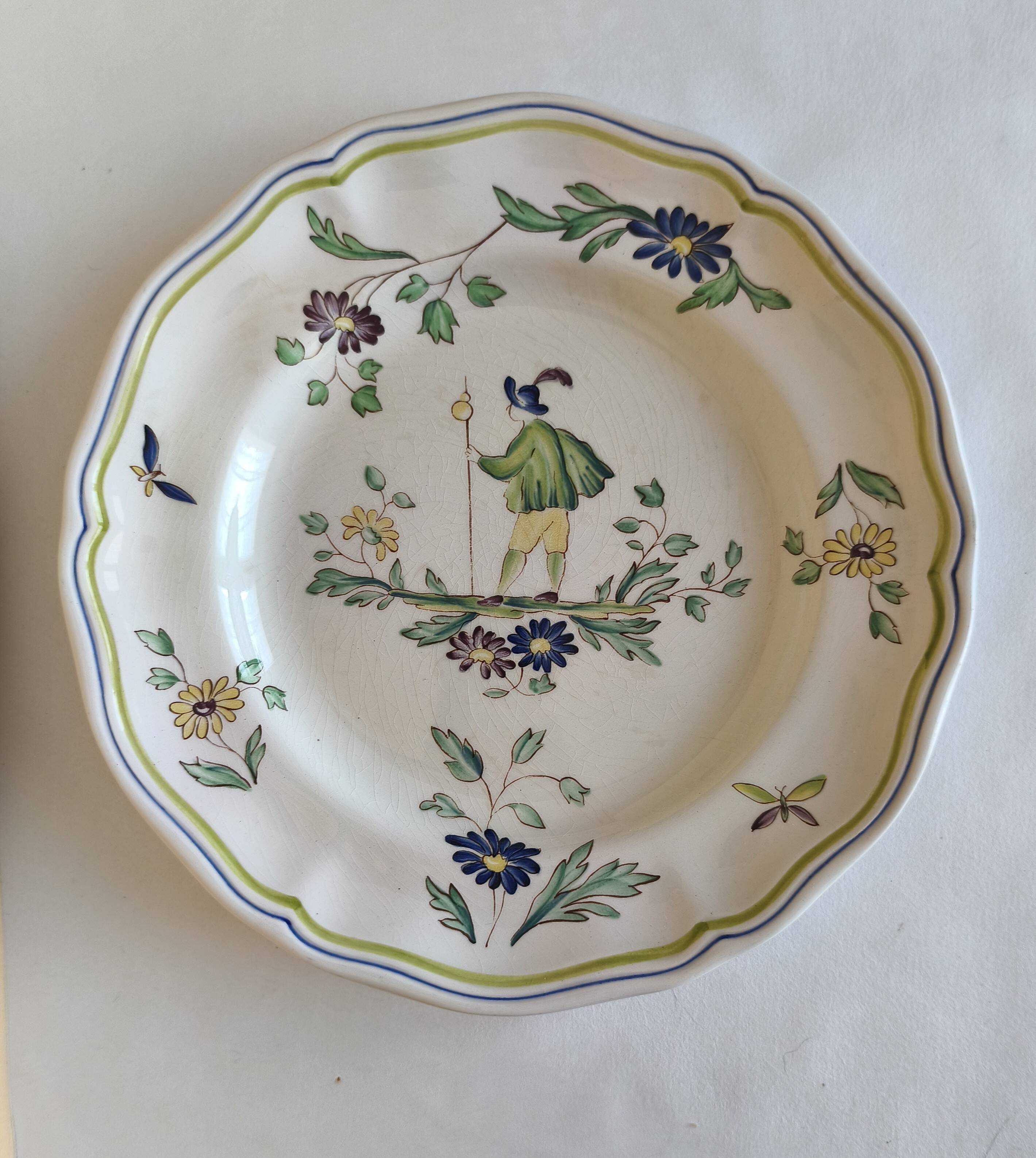 Lonchamp plate with pilgrim decoration