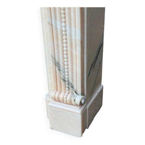 Cheminée de style Louis XVI en marbre rose vers 1980