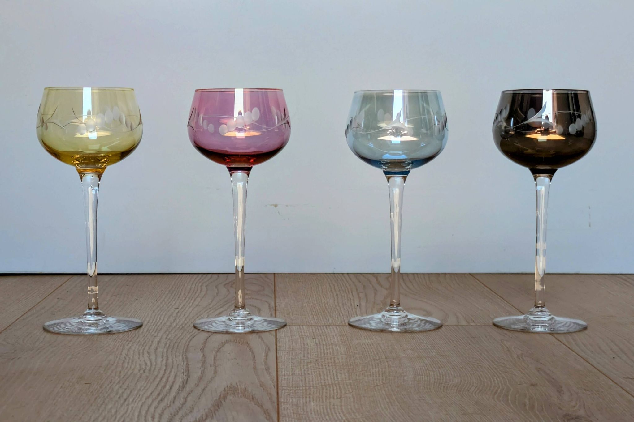Série de 4 Verres à Vin en Cristal de Couleur  "Harlequin" Gravés Main 1960