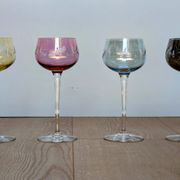 Série de 4 Verres à Vin en Cristal de Couleur  "Harlequin" Gravés Main 1960