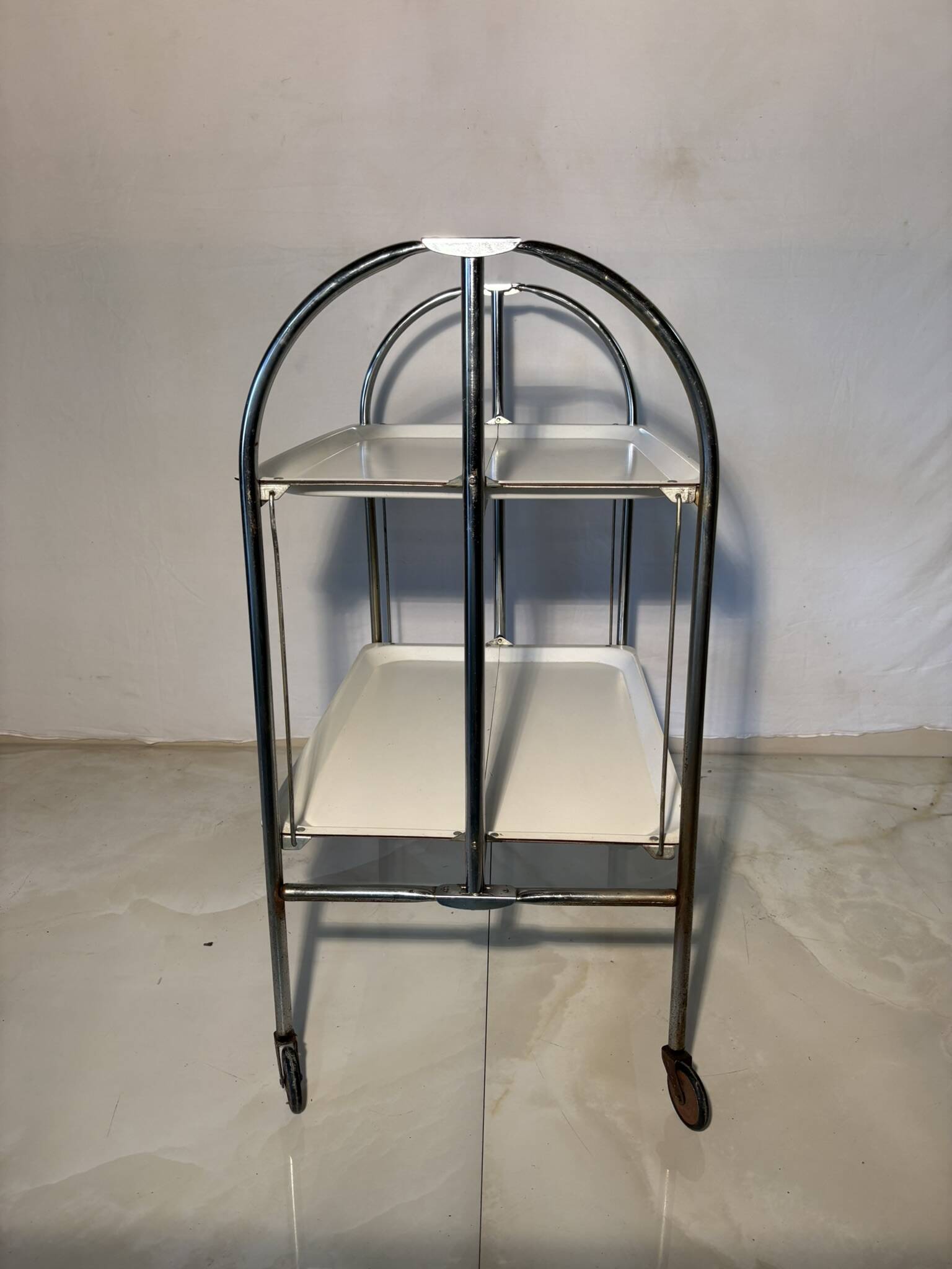 Vintage folding trolley in chromed metal and enamelled trays