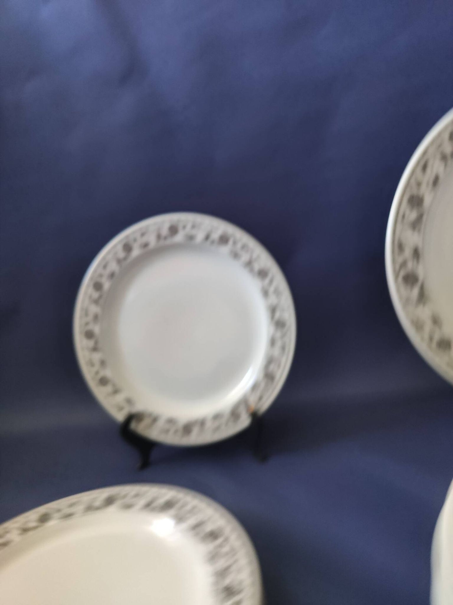 Set of 6 dinner plates and 4 dessert plates, made of porcelain.