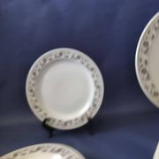 Set of 6 dinner plates and 4 dessert plates, made of porcelain.
