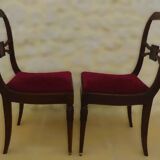 2 chaises de style en bois massif avec assise tissus velours rouge