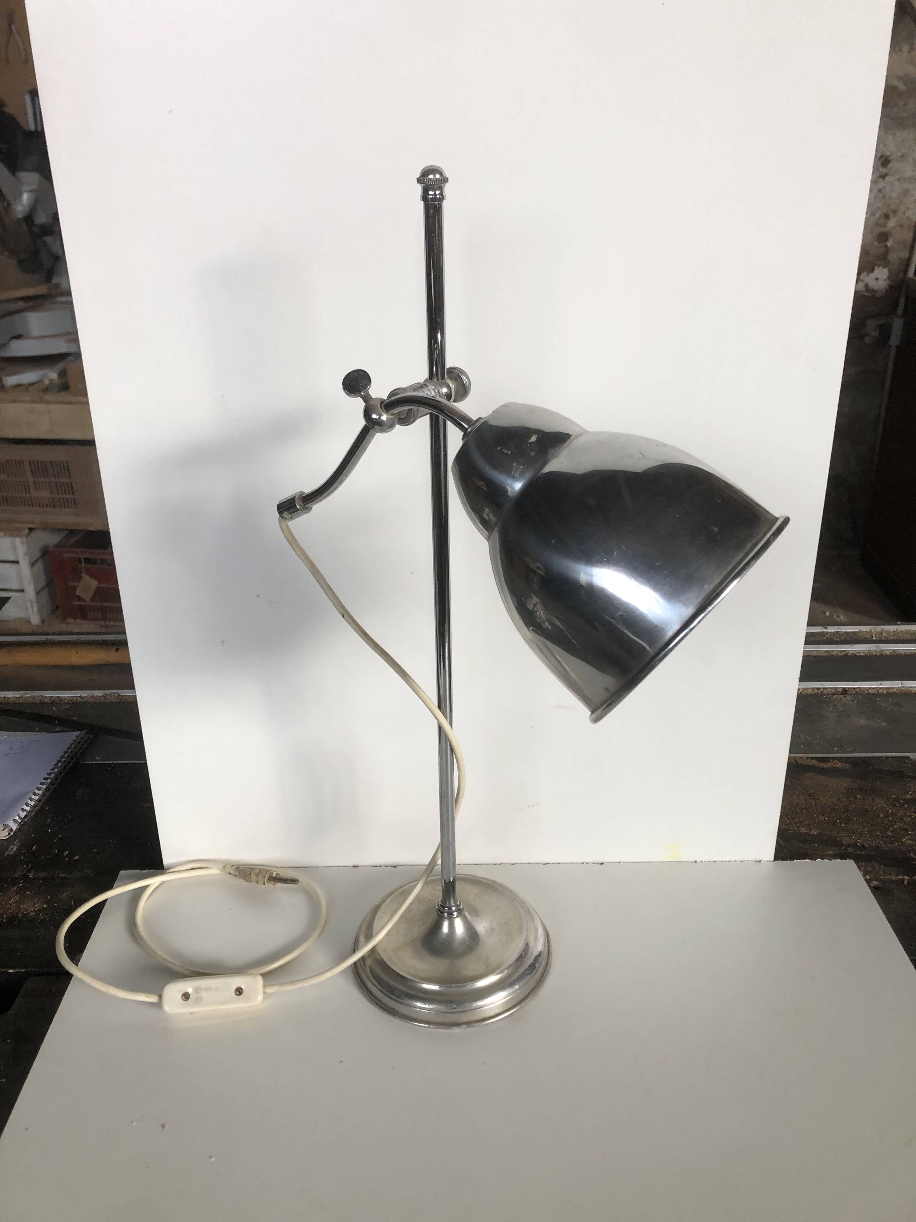 Articulated desk lamp