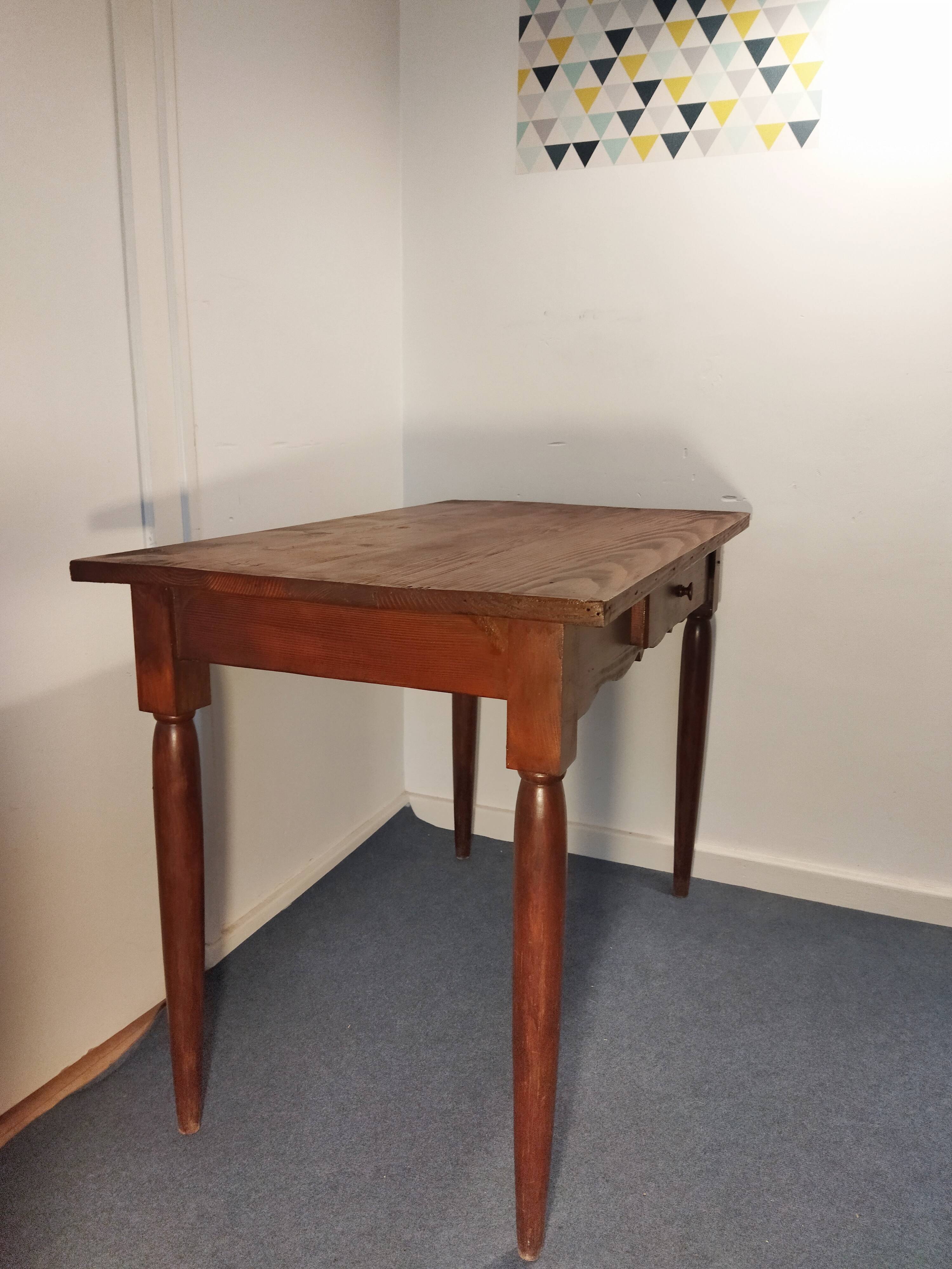 Desk feet spindles