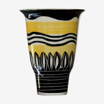 Vase en céramique à rayures noires