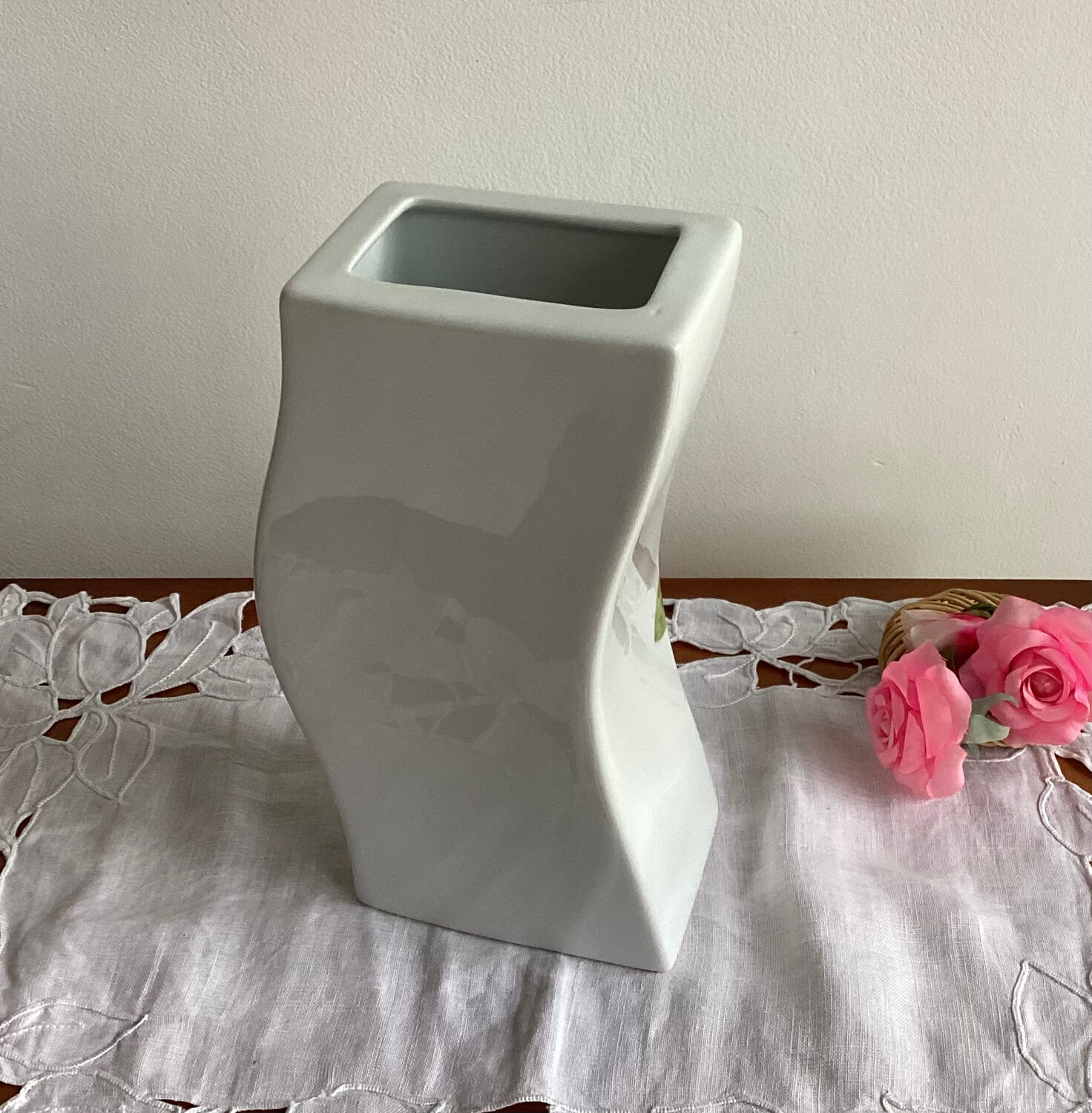 Porcelain vase Decoration by artist Maïthé “Agen”