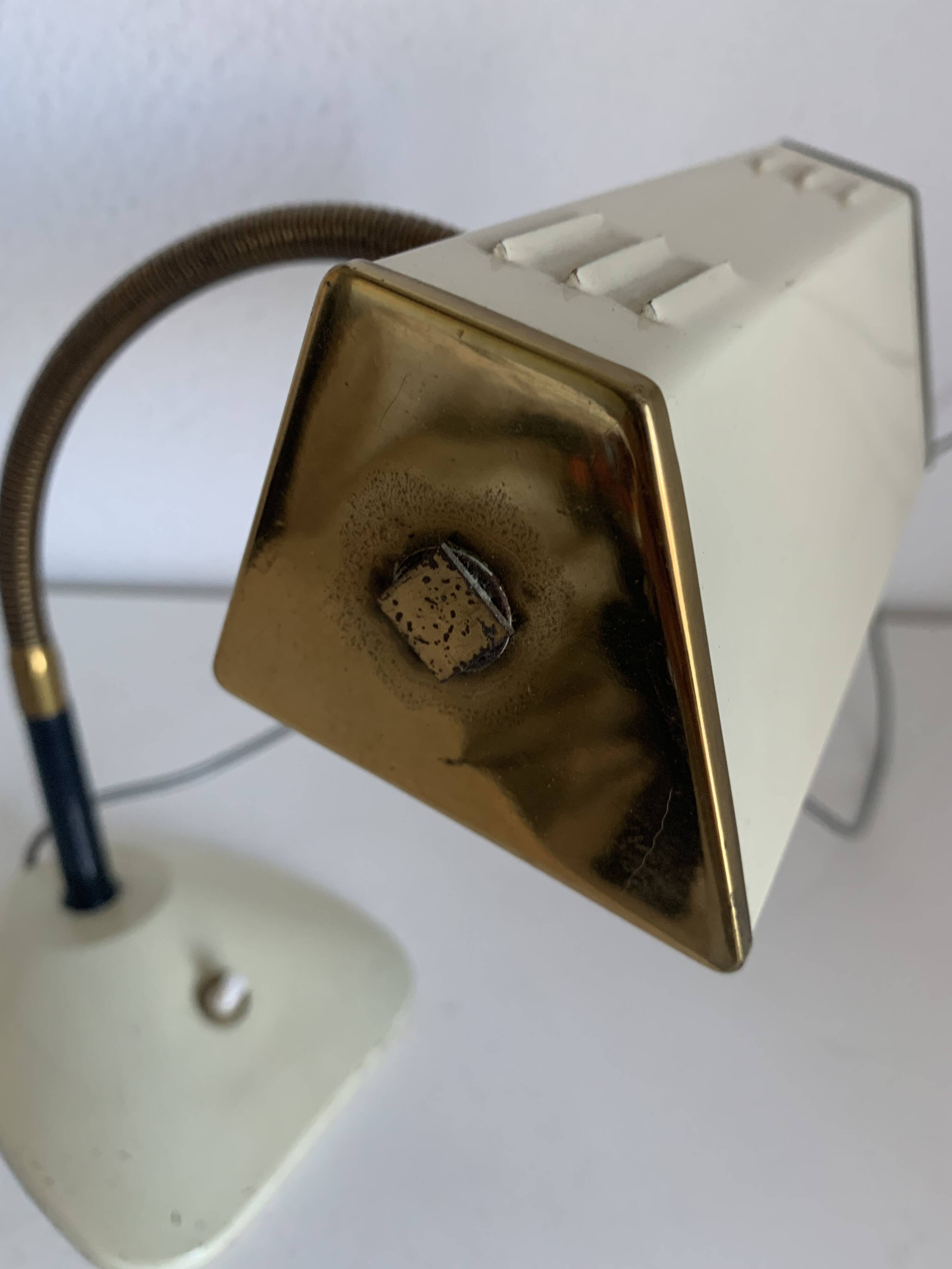 Lampe de bureau en métal laqué écru et doré, 1950
