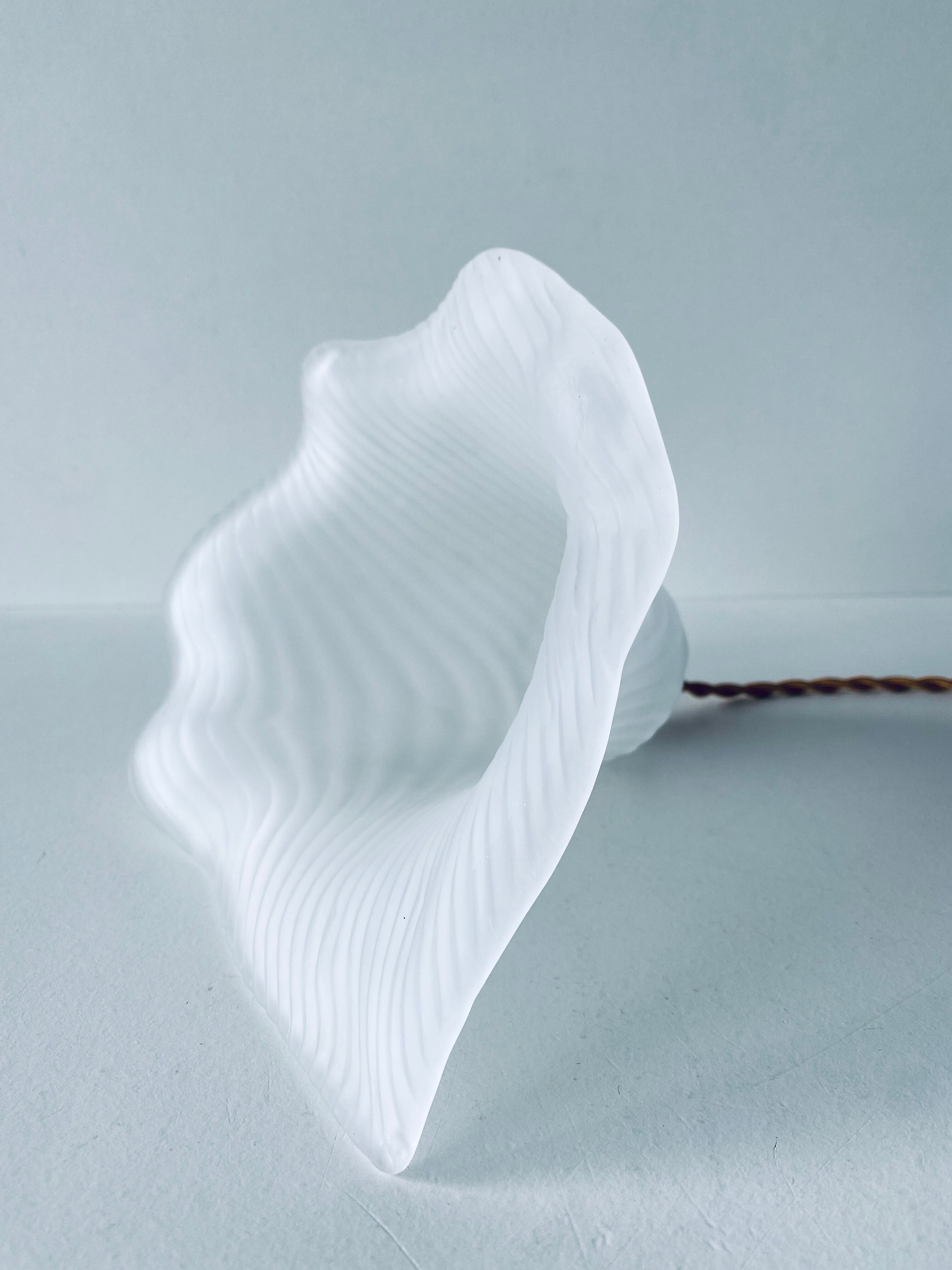 Flower suspension in glass paste