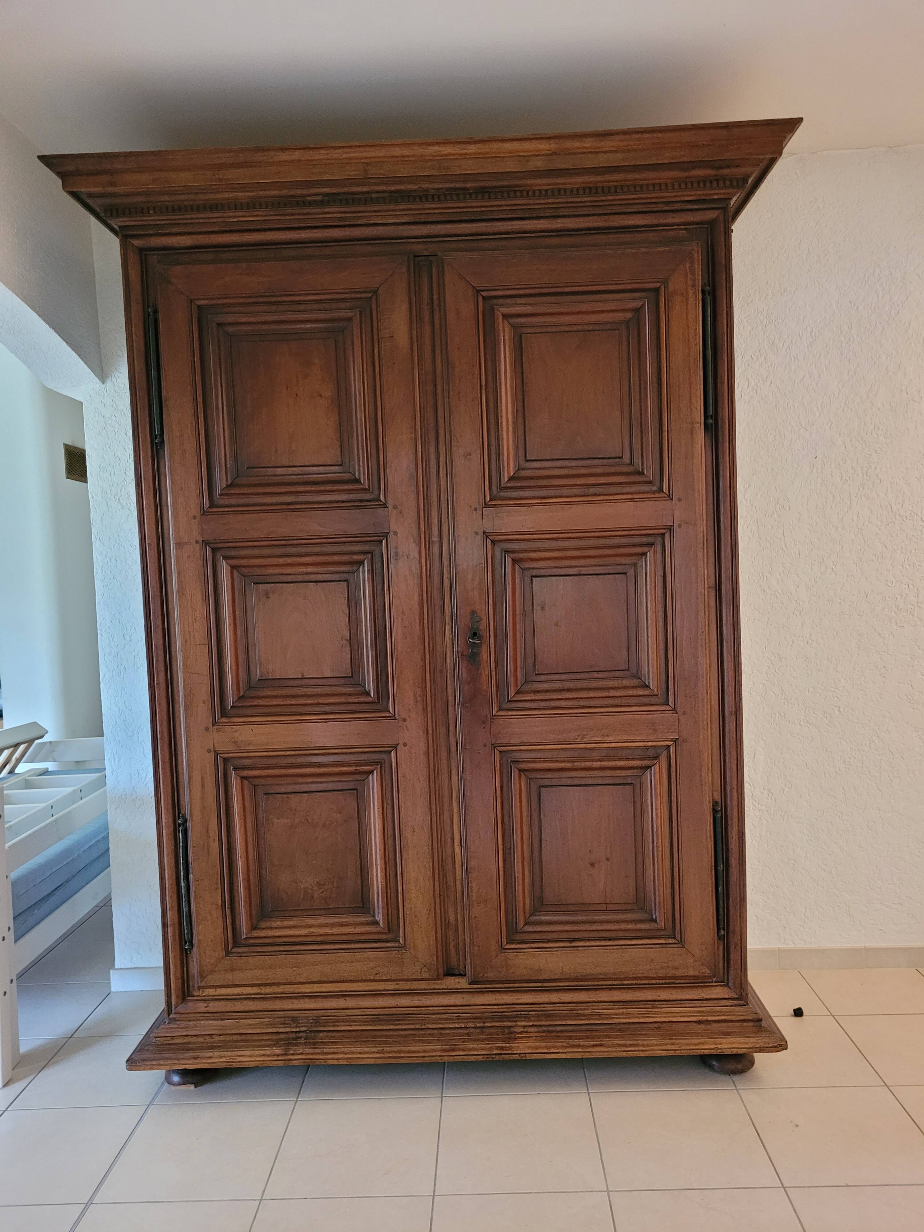 Armoire forezienne noyer massif