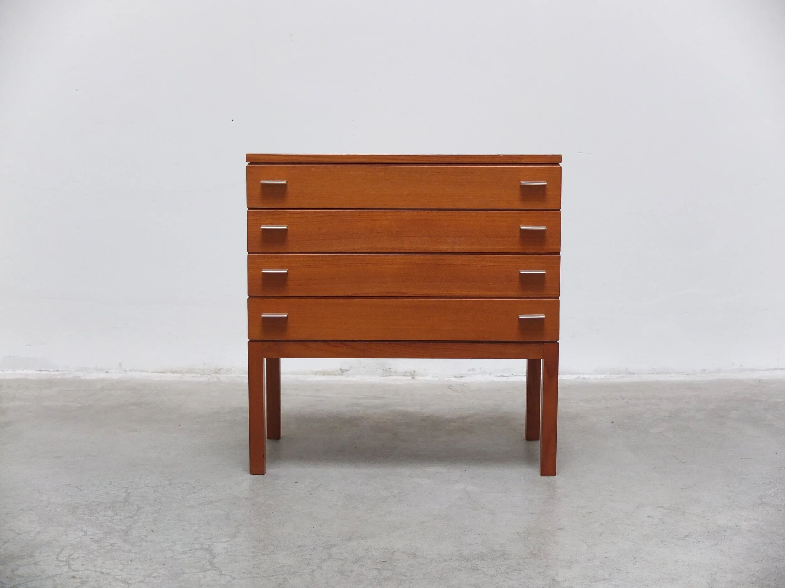Commode suédoise en teck avec poignées en métal, années 1970