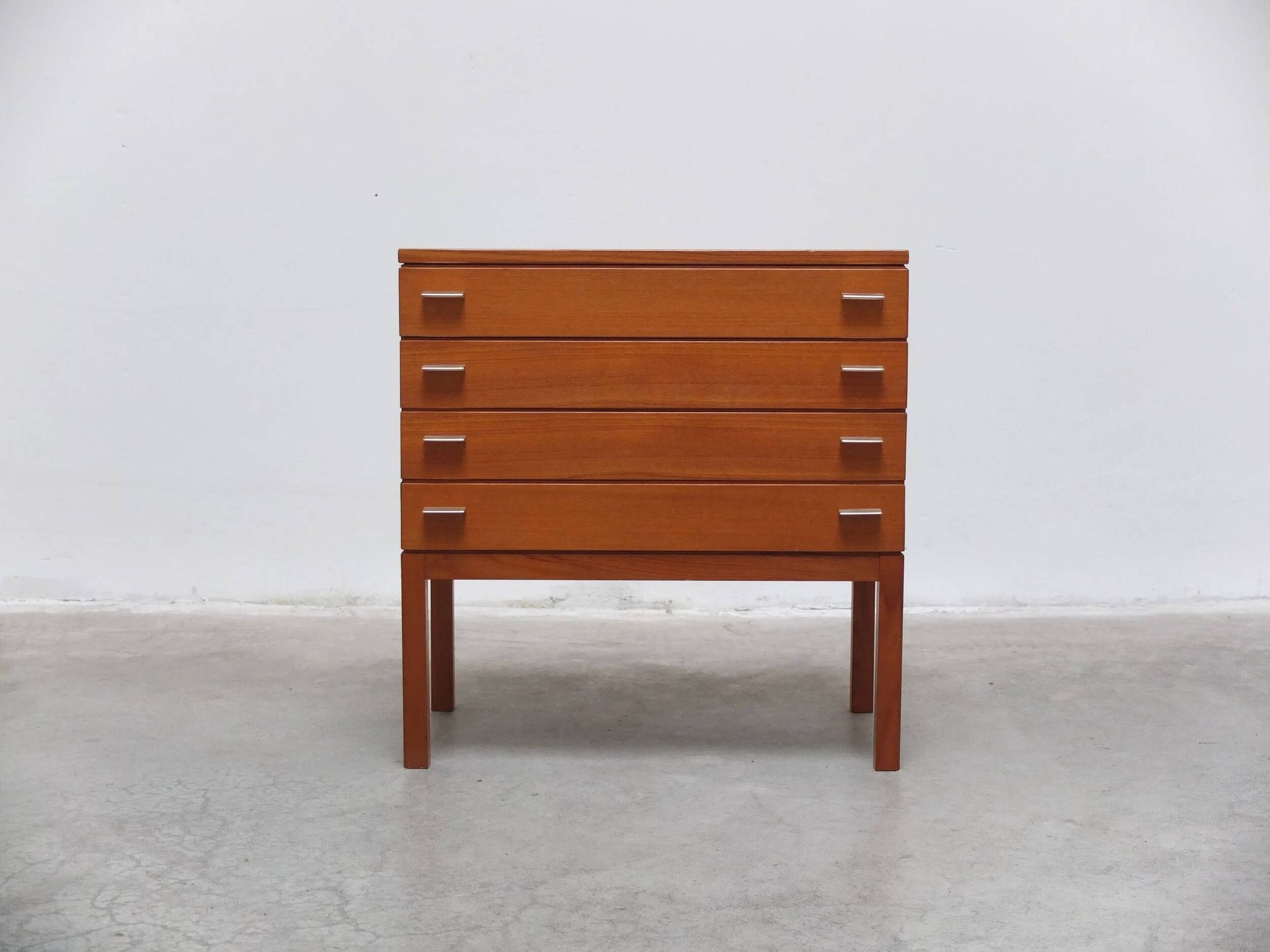 Commode suédoise en teck avec poignées en métal, années 1970
