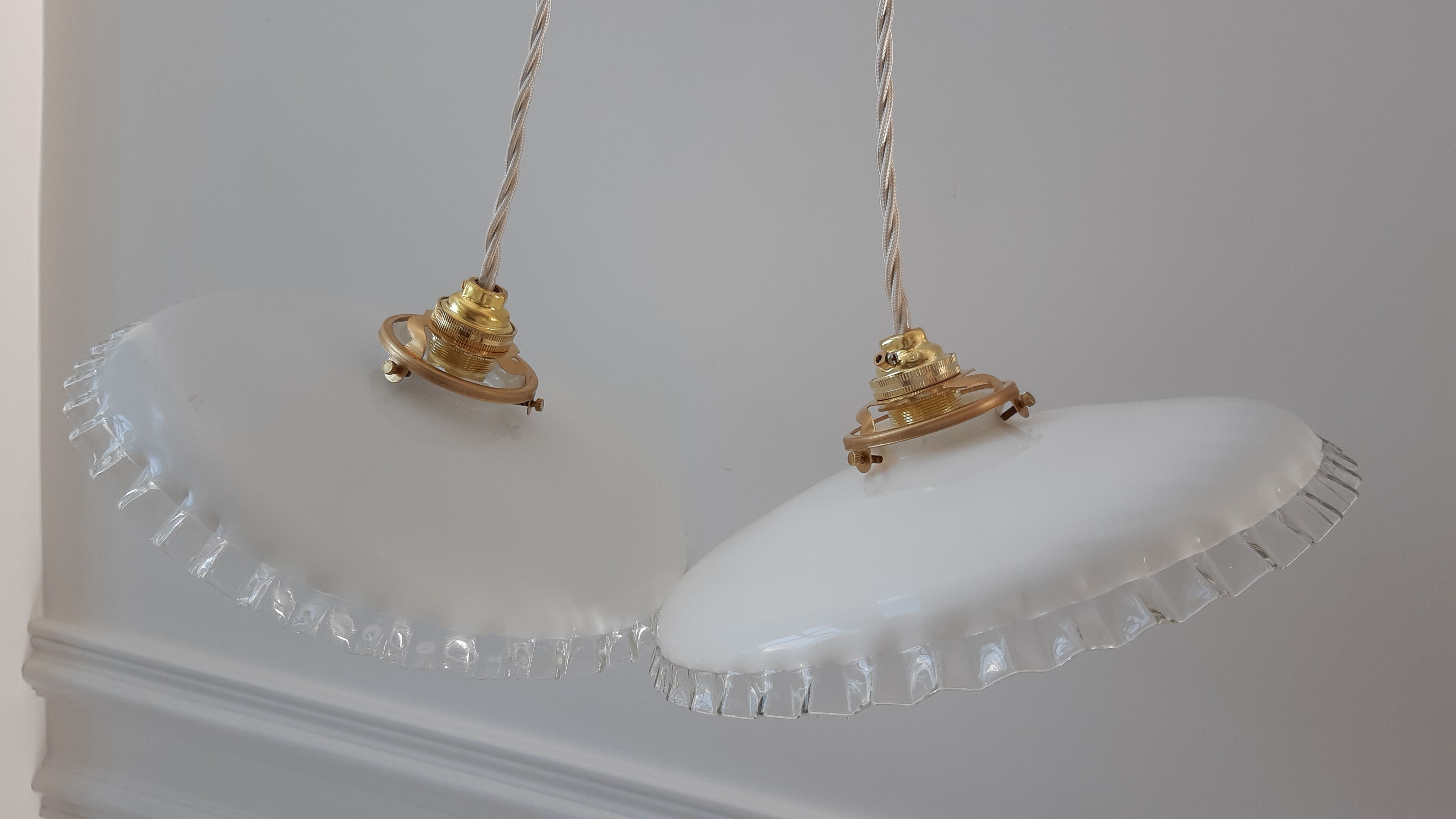 Pair of suspensions in pleated opaline and rounded border 30-40s