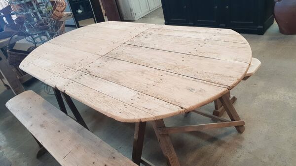 Table ancienne sur tréteaux
