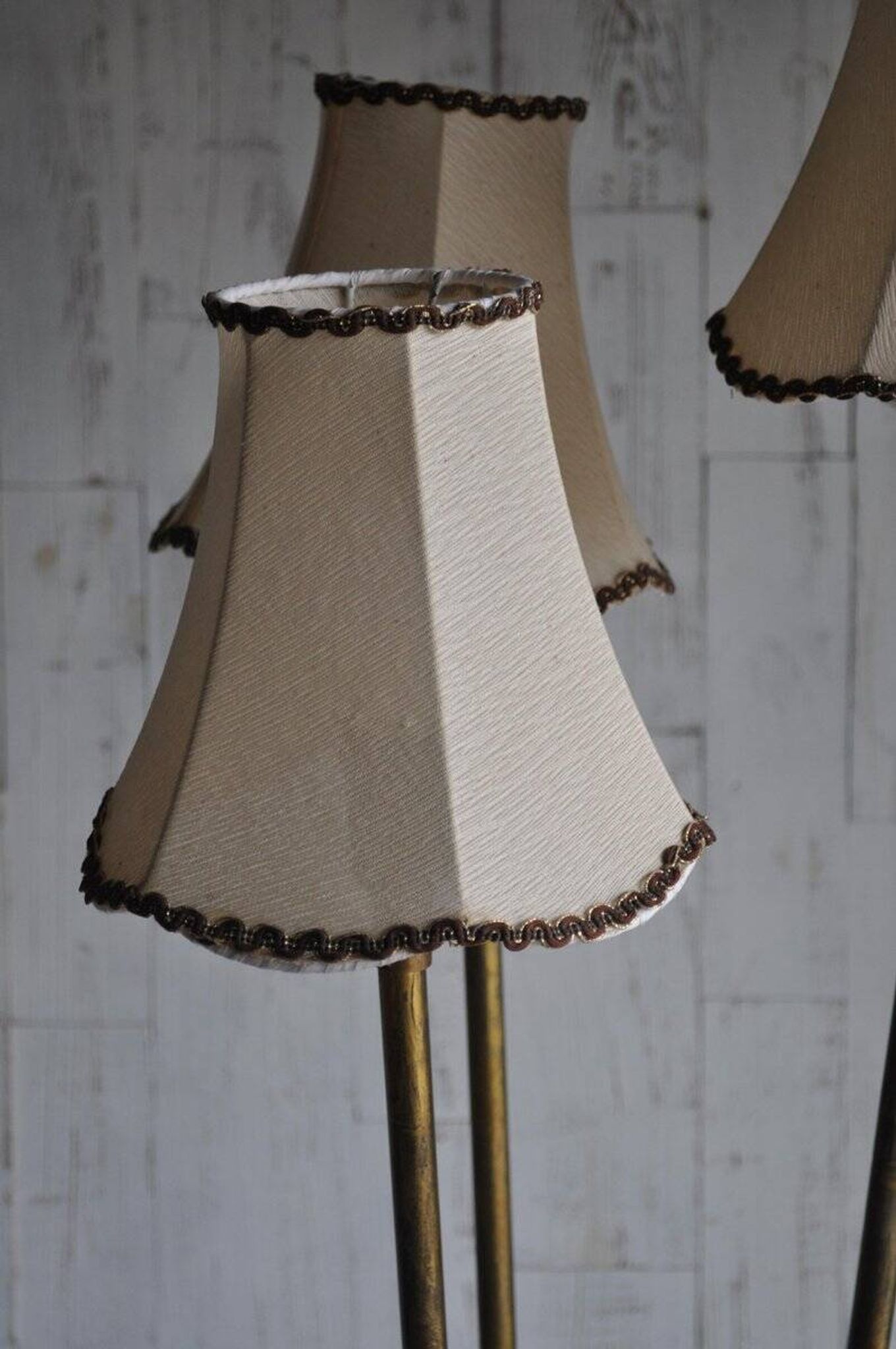 Art Deco floor lamp from the 1940s in brass with a wooden base, 3 branches, beige lampshades.